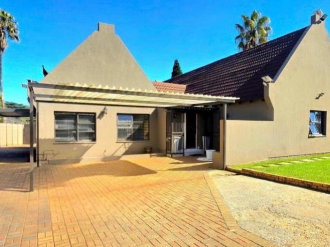 4 Bedroom House for Sale For Sale in Brackendowns - MR721588