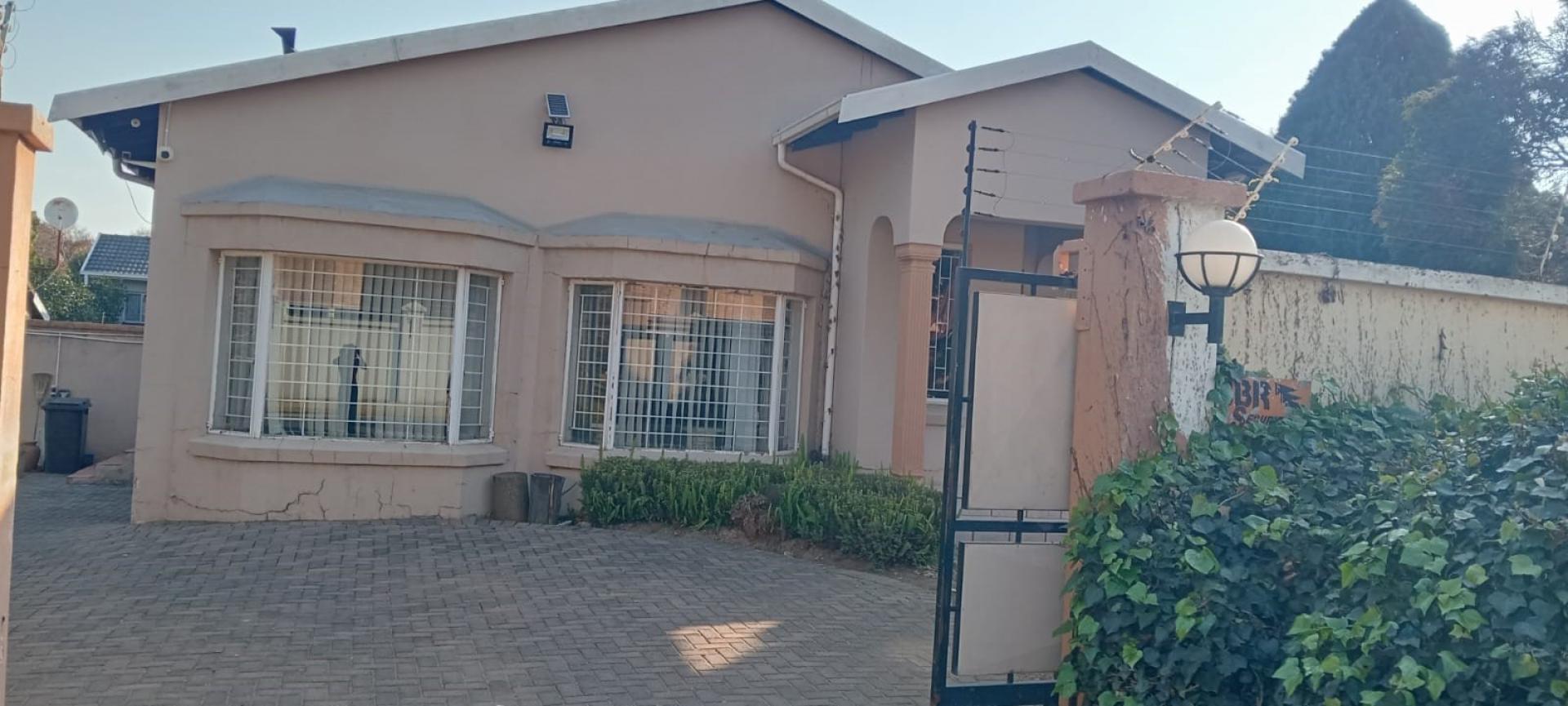 Front View of property in Oakdene