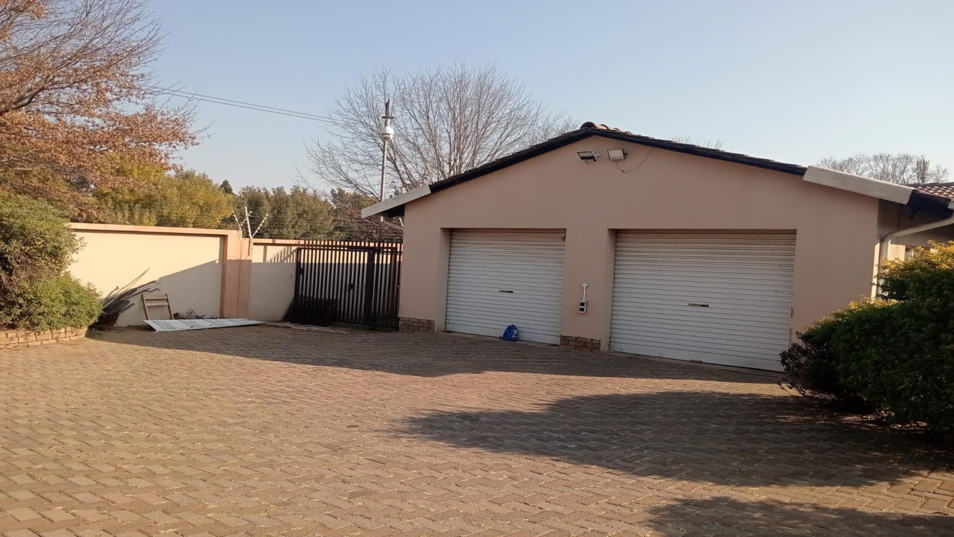 Garage of property in Oakdene