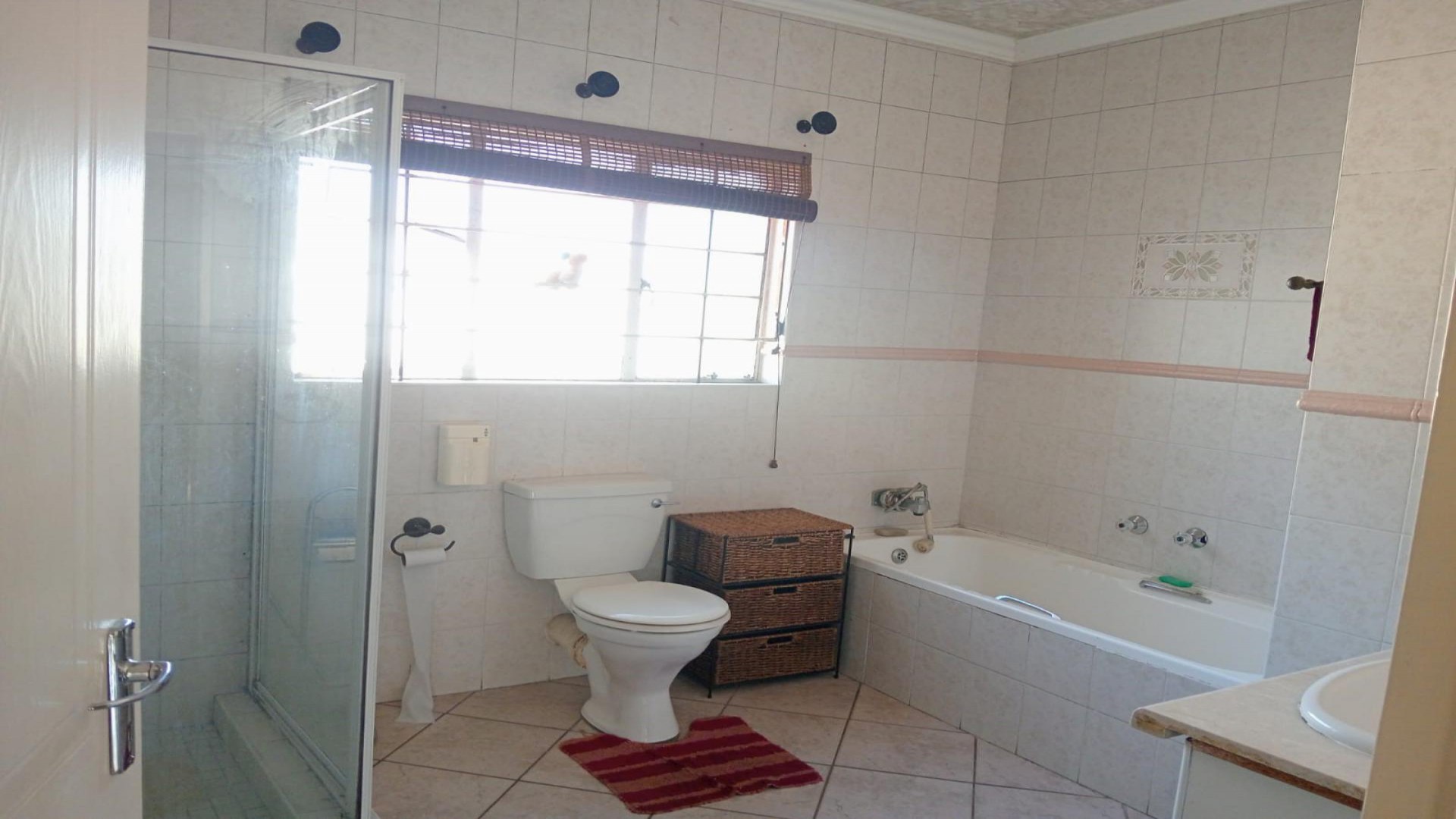 Bathroom 1 of property in Oakdene