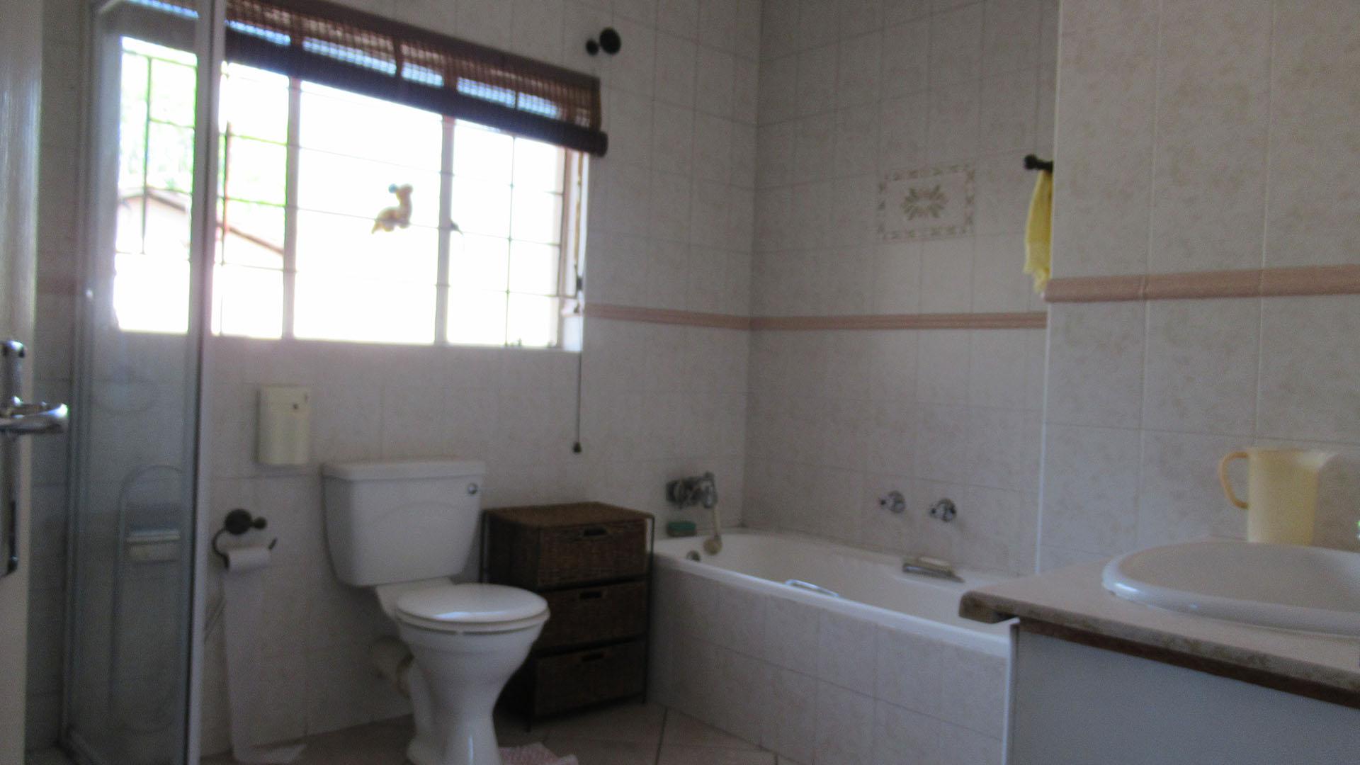 Bathroom 1 - 9 square meters of property in Oakdene