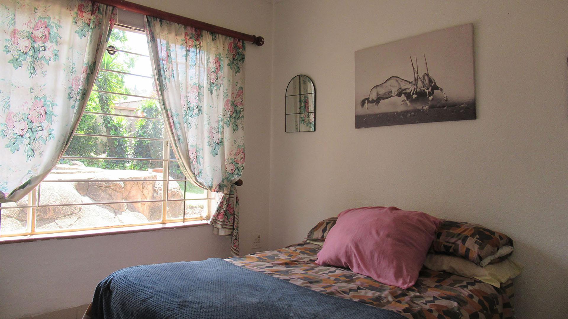 Bed Room 1 - 12 square meters of property in Oakdene