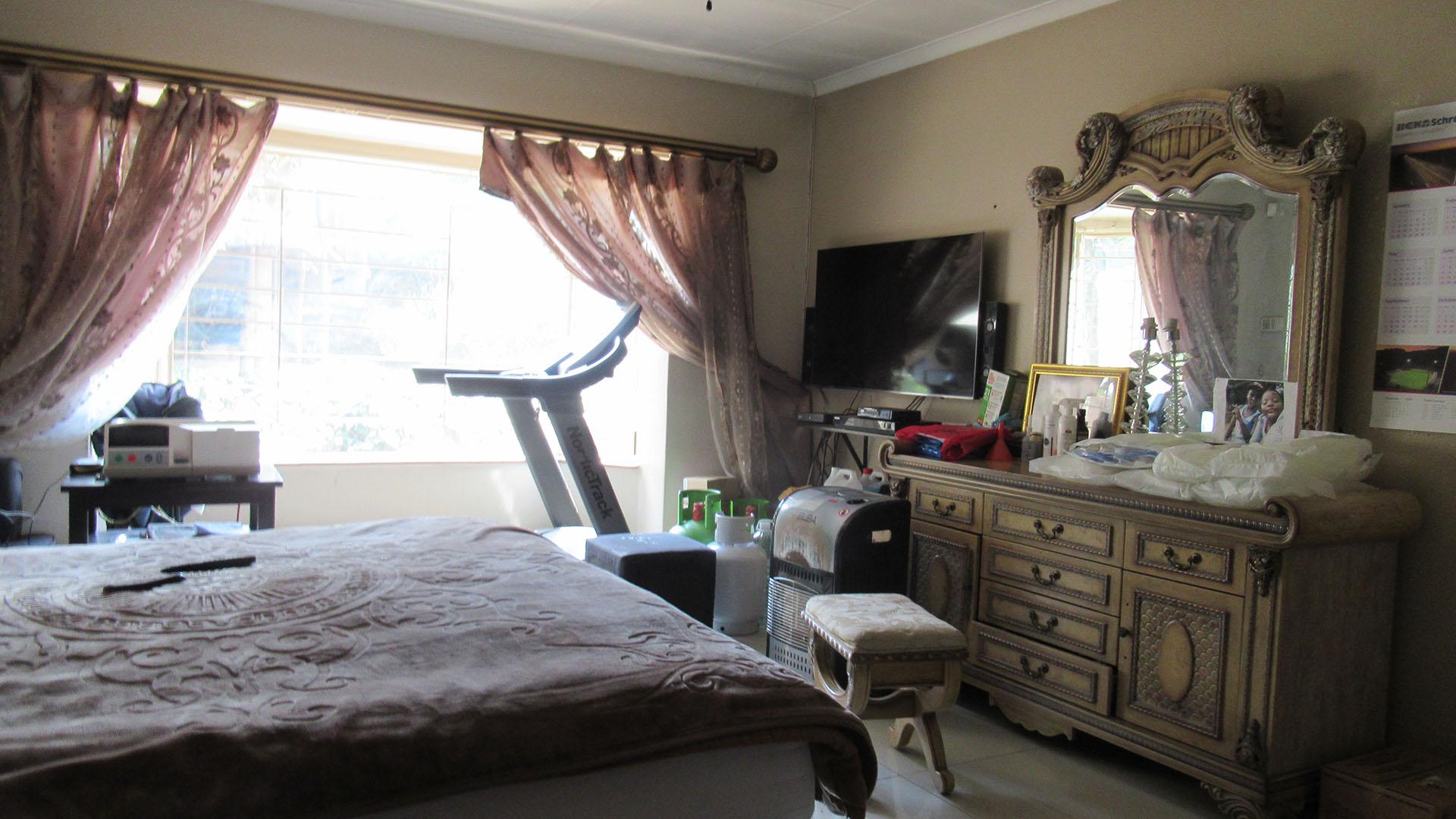 Main Bedroom - 28 square meters of property in Oakdene