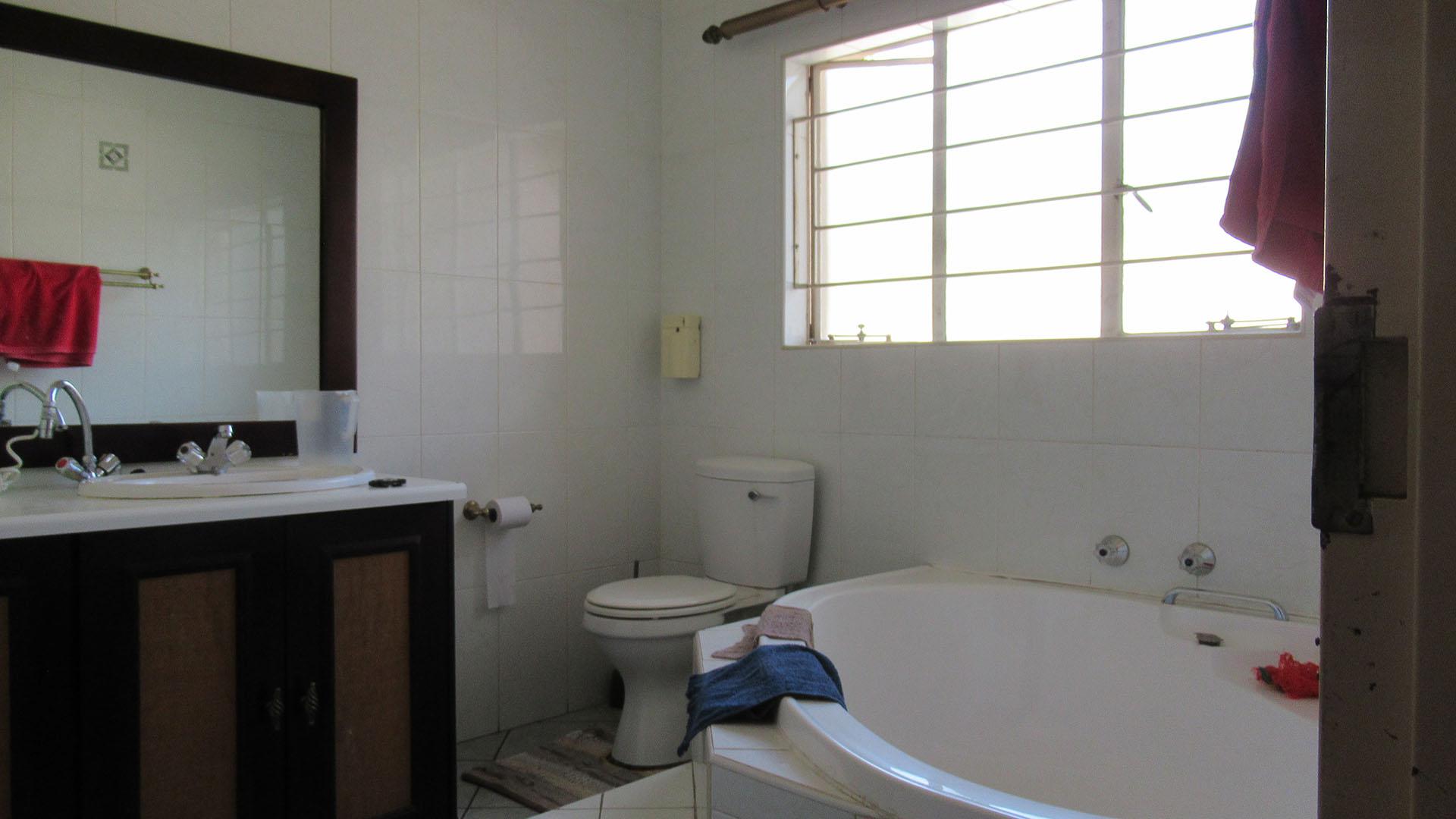 Main Bathroom - 7 square meters of property in Oakdene
