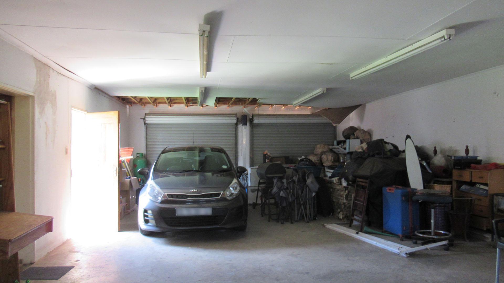 Garage - 91 square meters of property in Oakdene