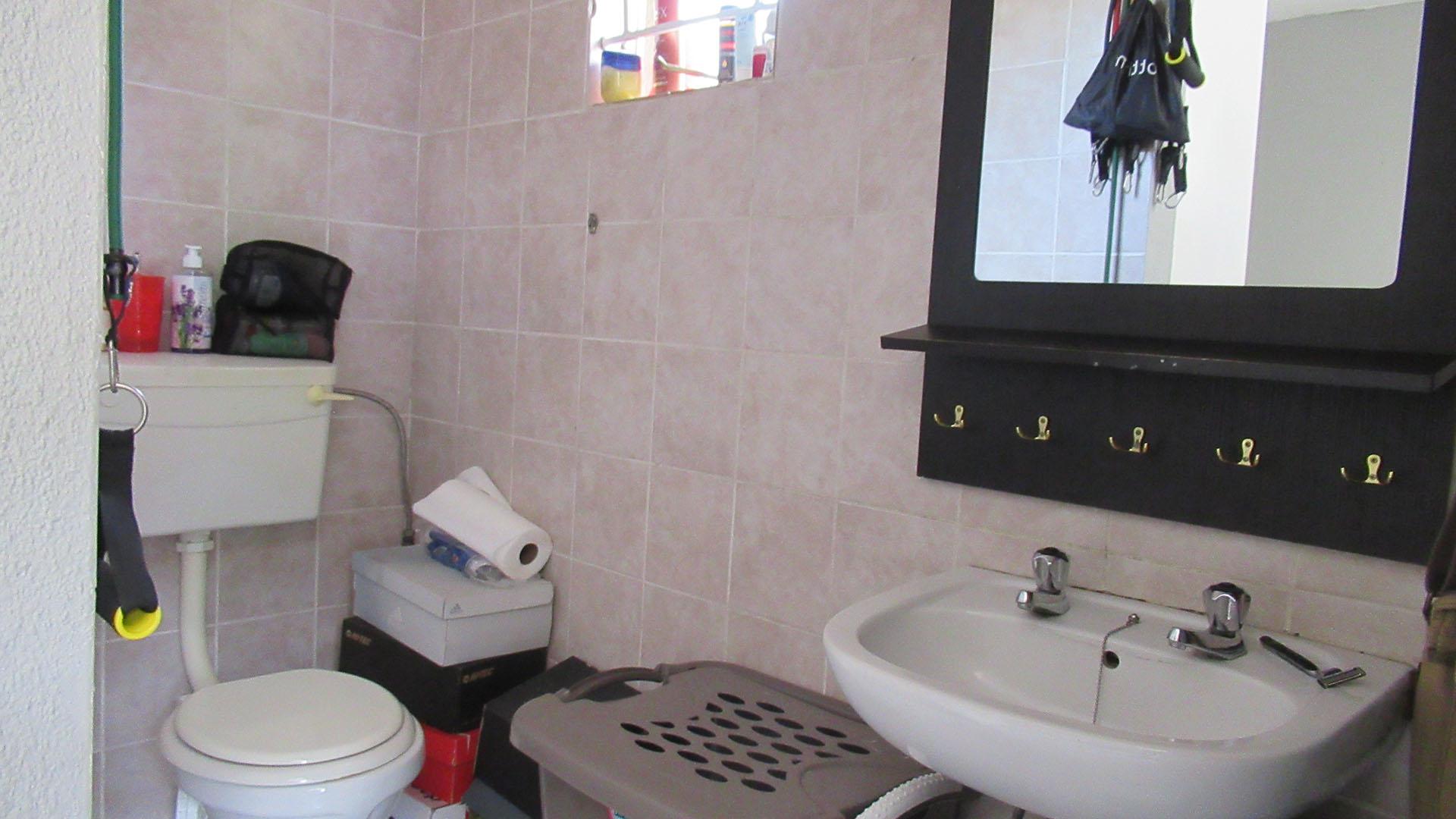 Staff Bathroom - 3 square meters of property in Oakdene