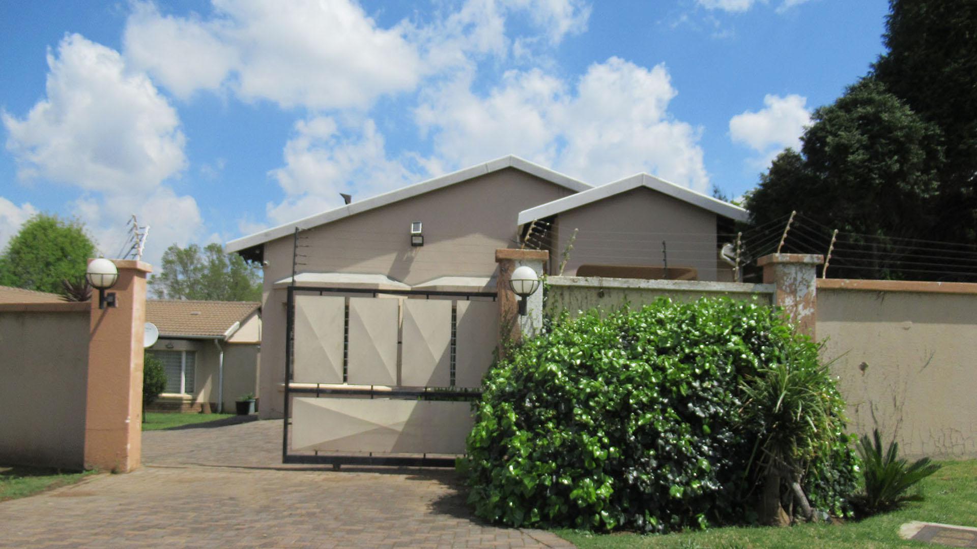 Front View of property in Oakdene