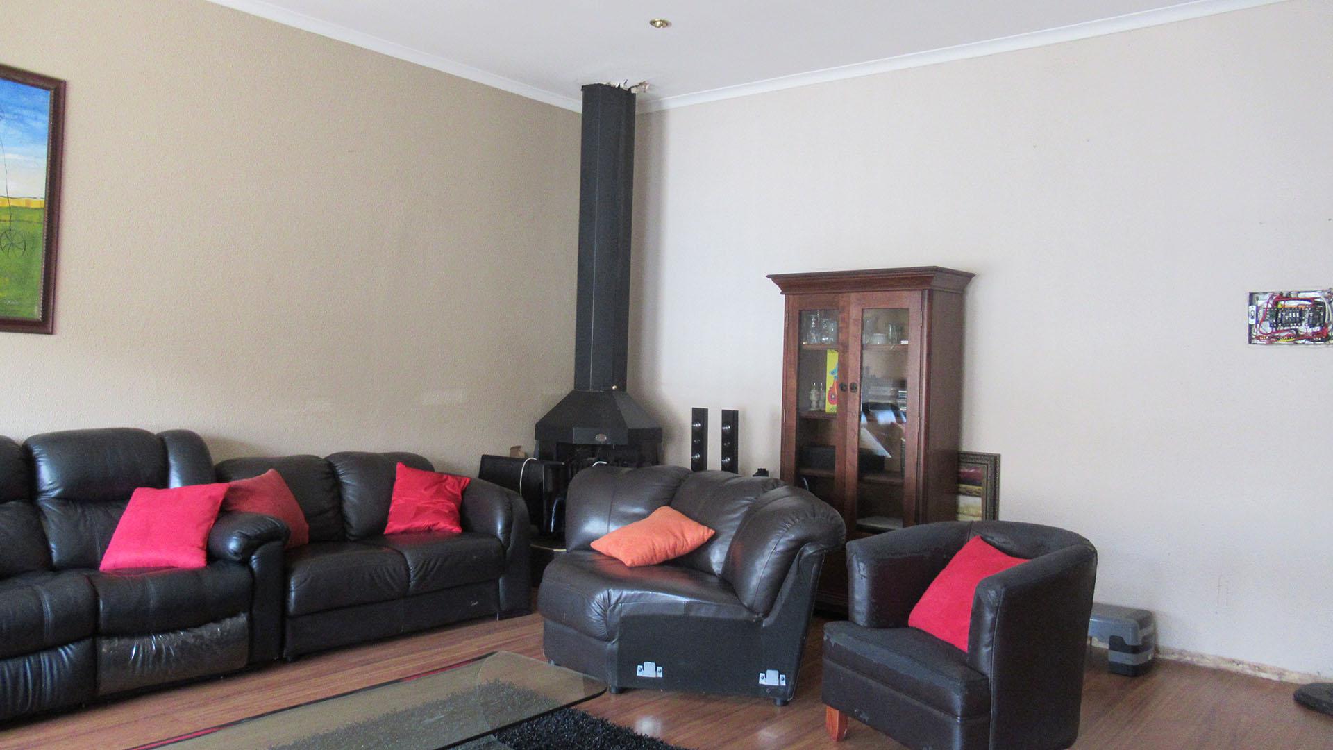 Lounges - 70 square meters of property in Oakdene
