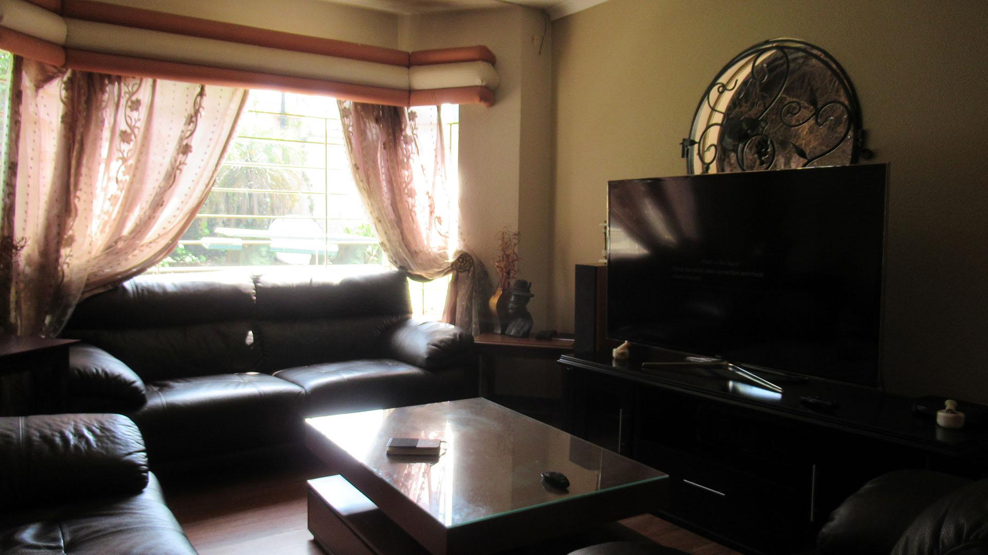 Lounges - 70 square meters of property in Oakdene