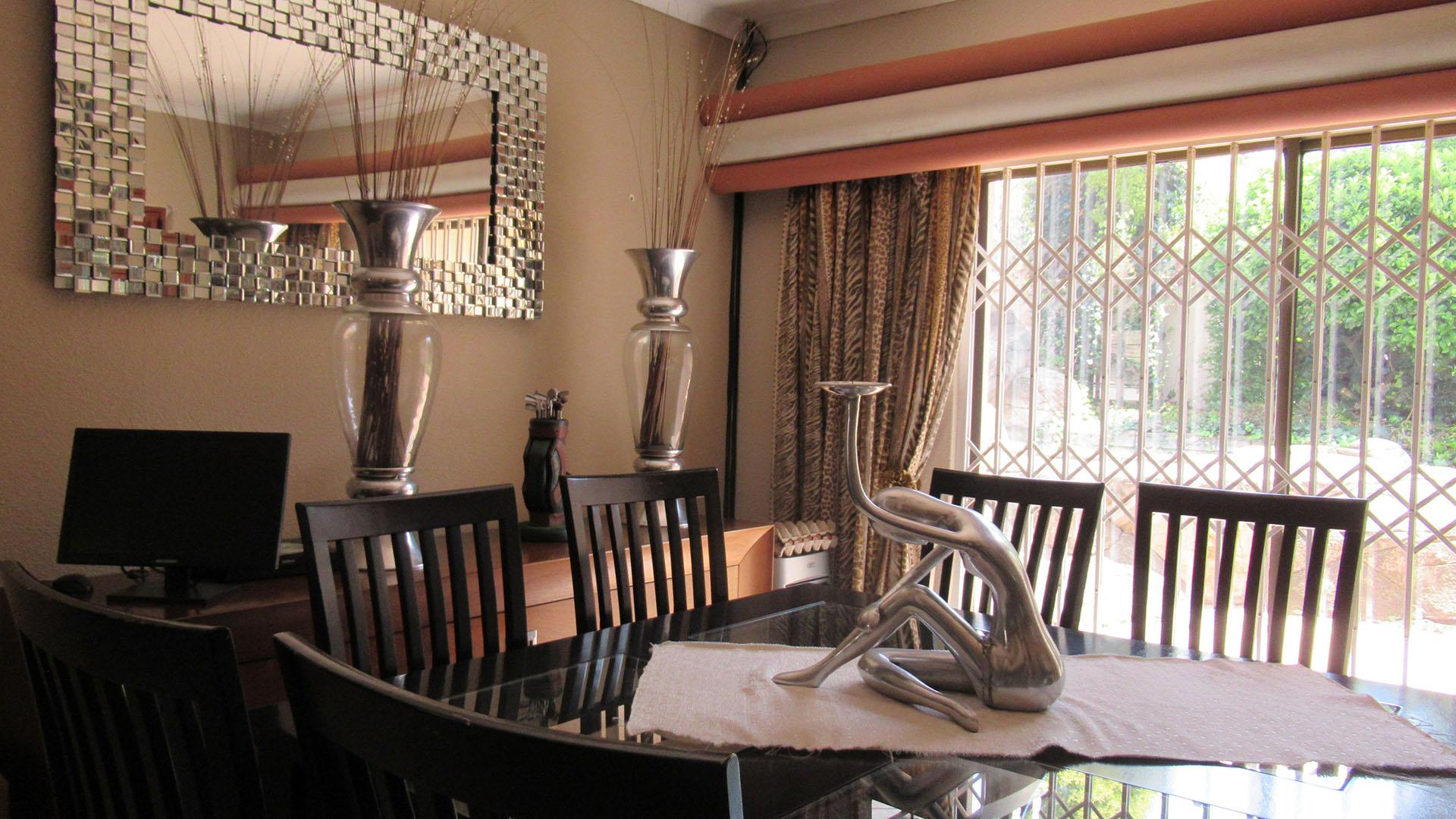 Lounges - 70 square meters of property in Oakdene