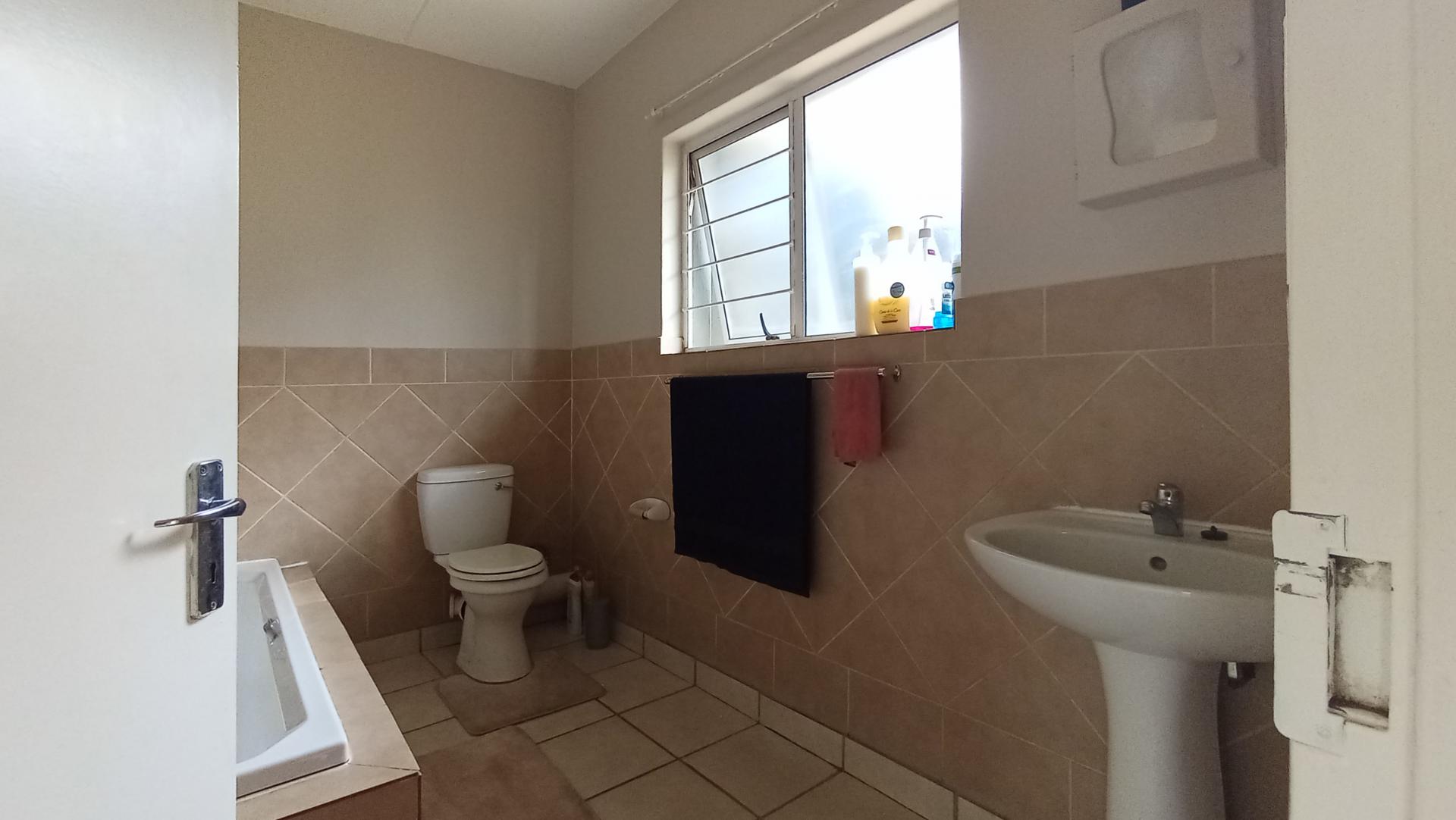 Bathroom 1 - 7 square meters of property in Annlin