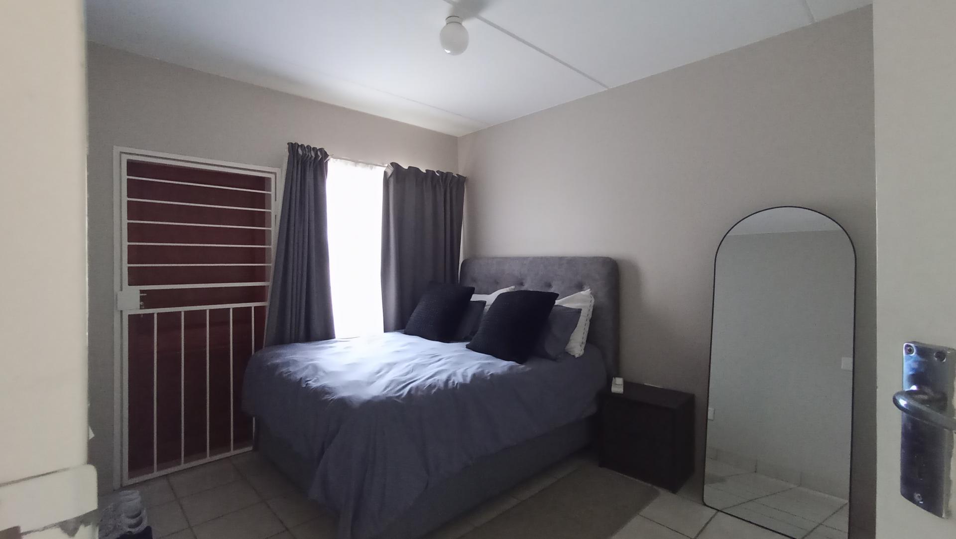 Bed Room 1 - 13 square meters of property in Annlin