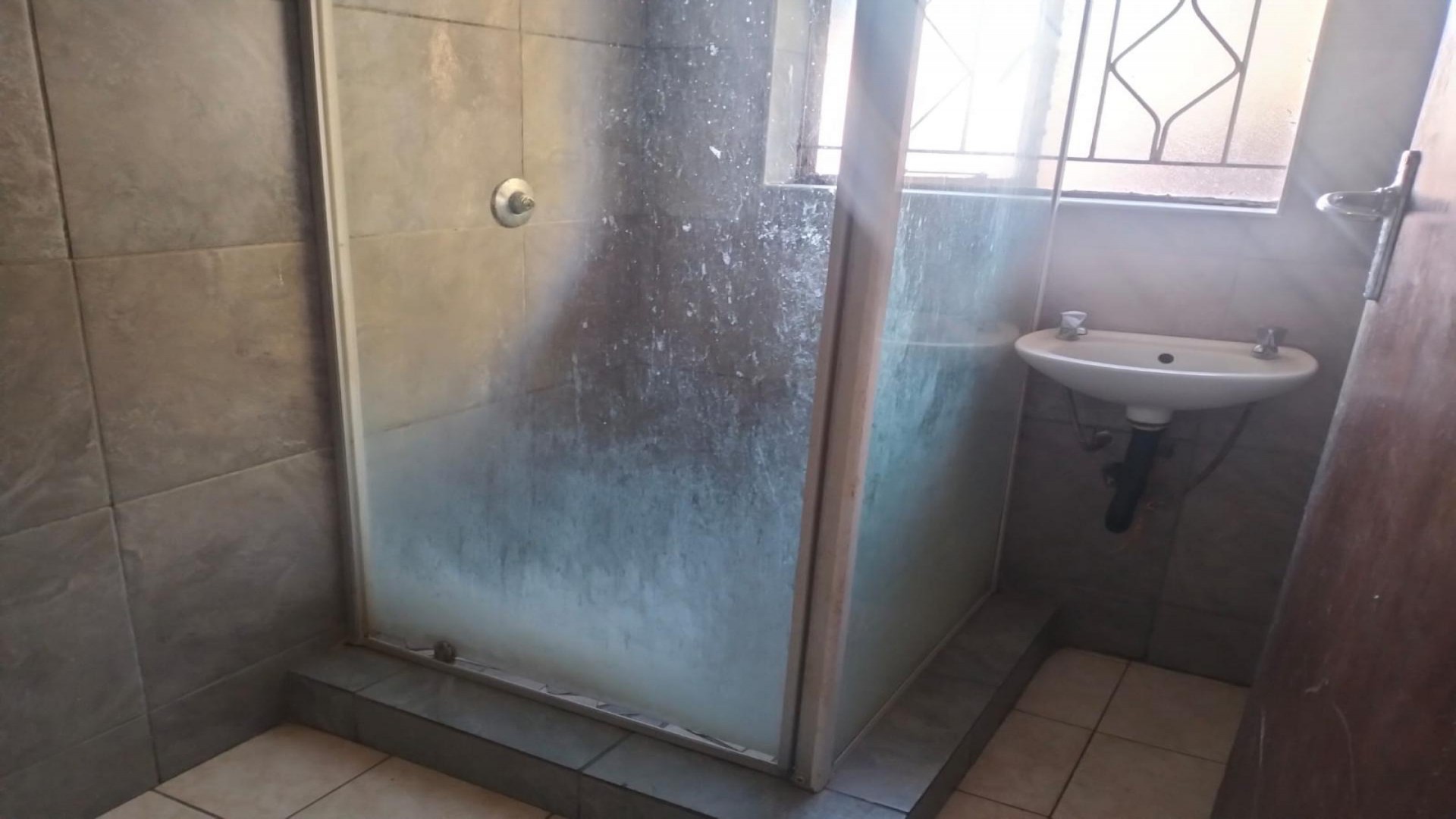Bathroom 1 of property in Sophiatown