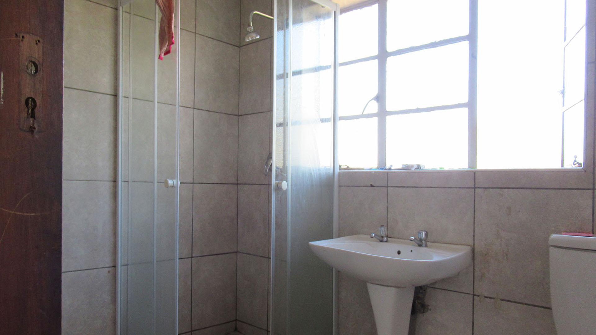 Bathroom 2 - 7 square meters of property in Sophiatown