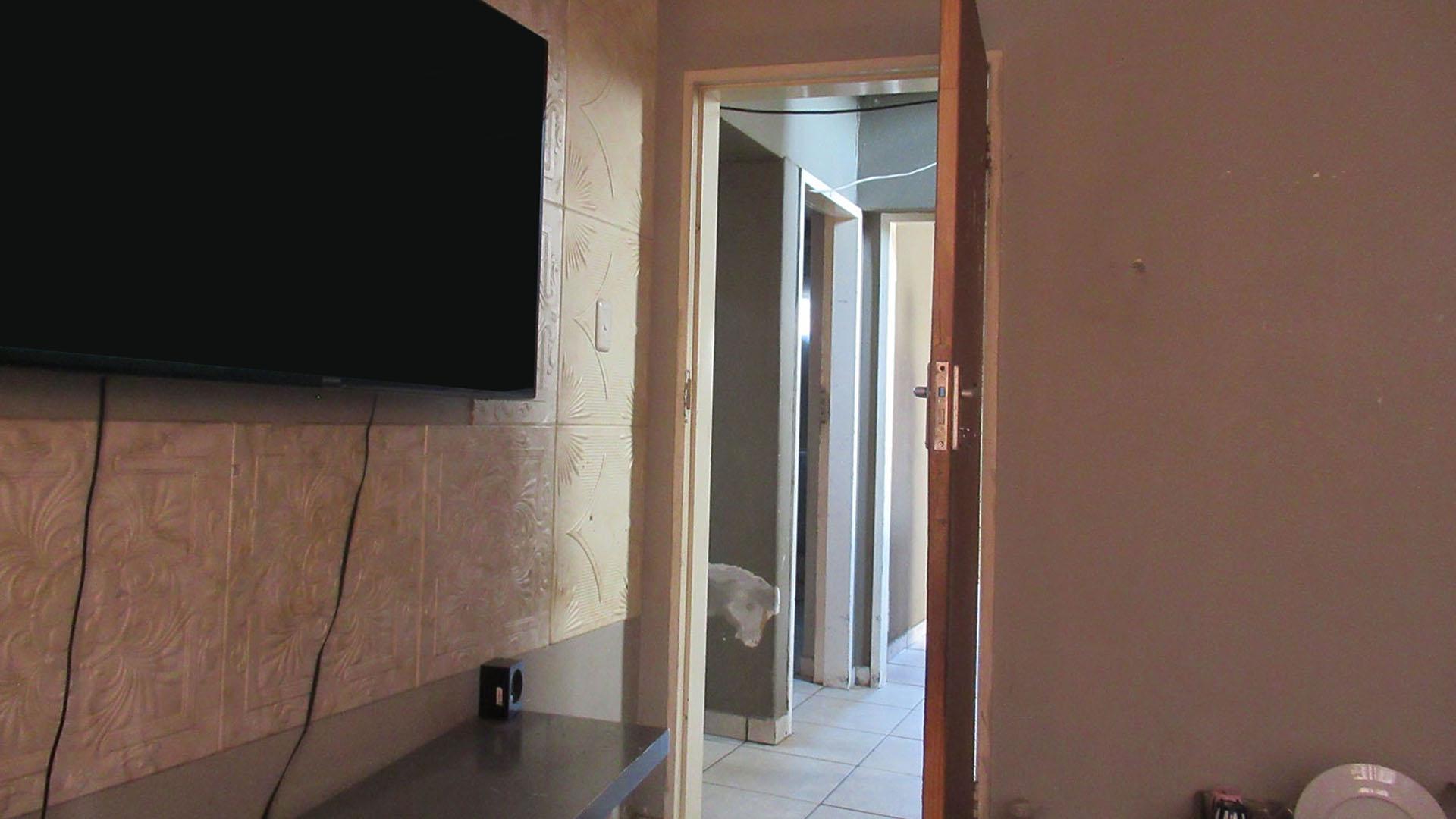 Main Bedroom - 14 square meters of property in Sophiatown