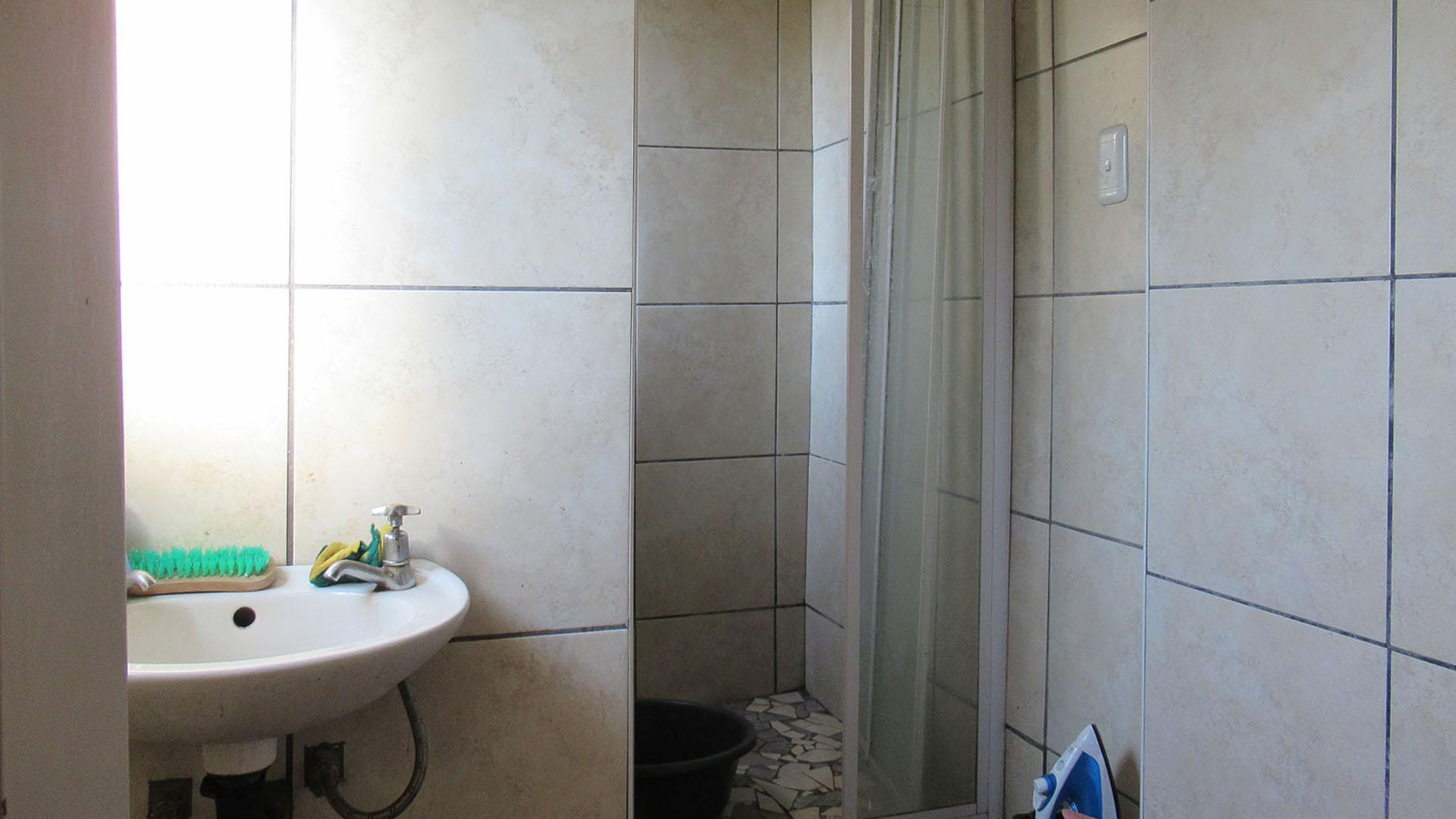 Main Bathroom - 4 square meters of property in Sophiatown
