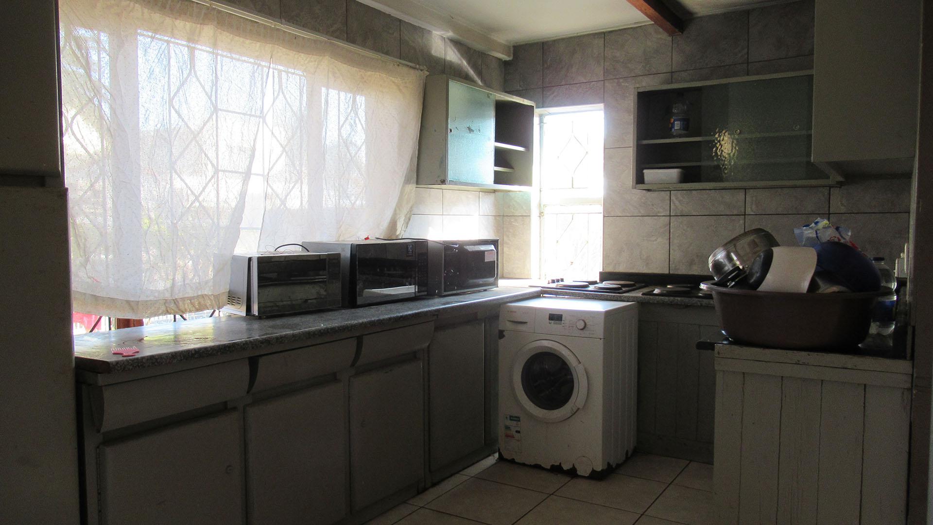 Kitchen - 14 square meters of property in Sophiatown
