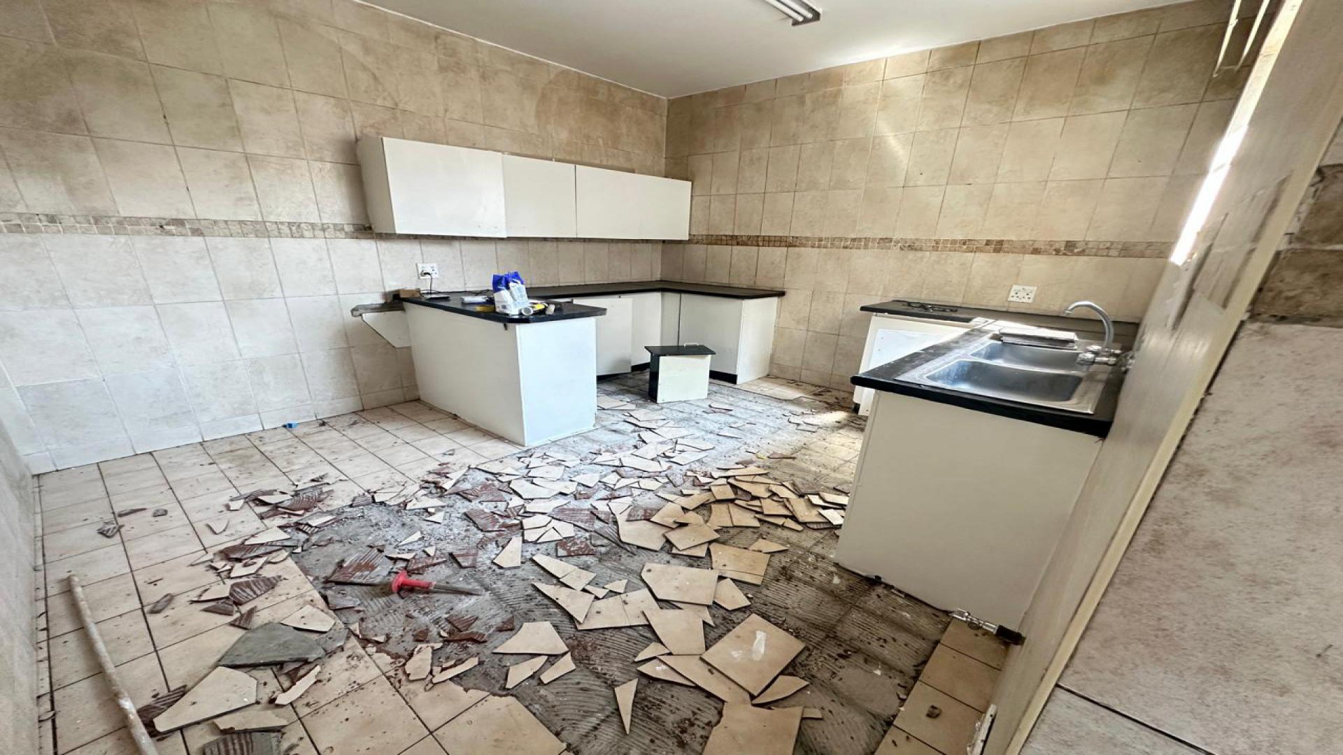 Kitchen of property in Townsview