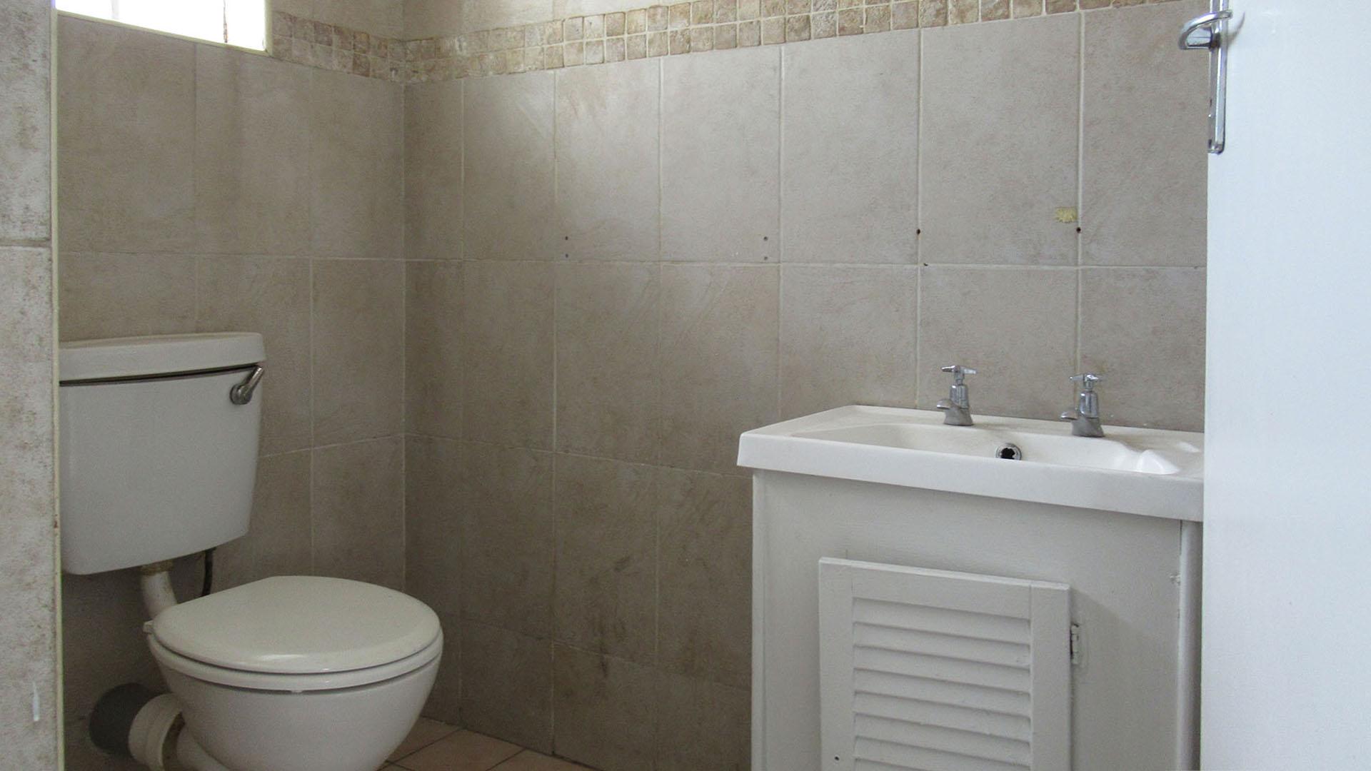 Guest Toilet - 3 square meters of property in Townsview