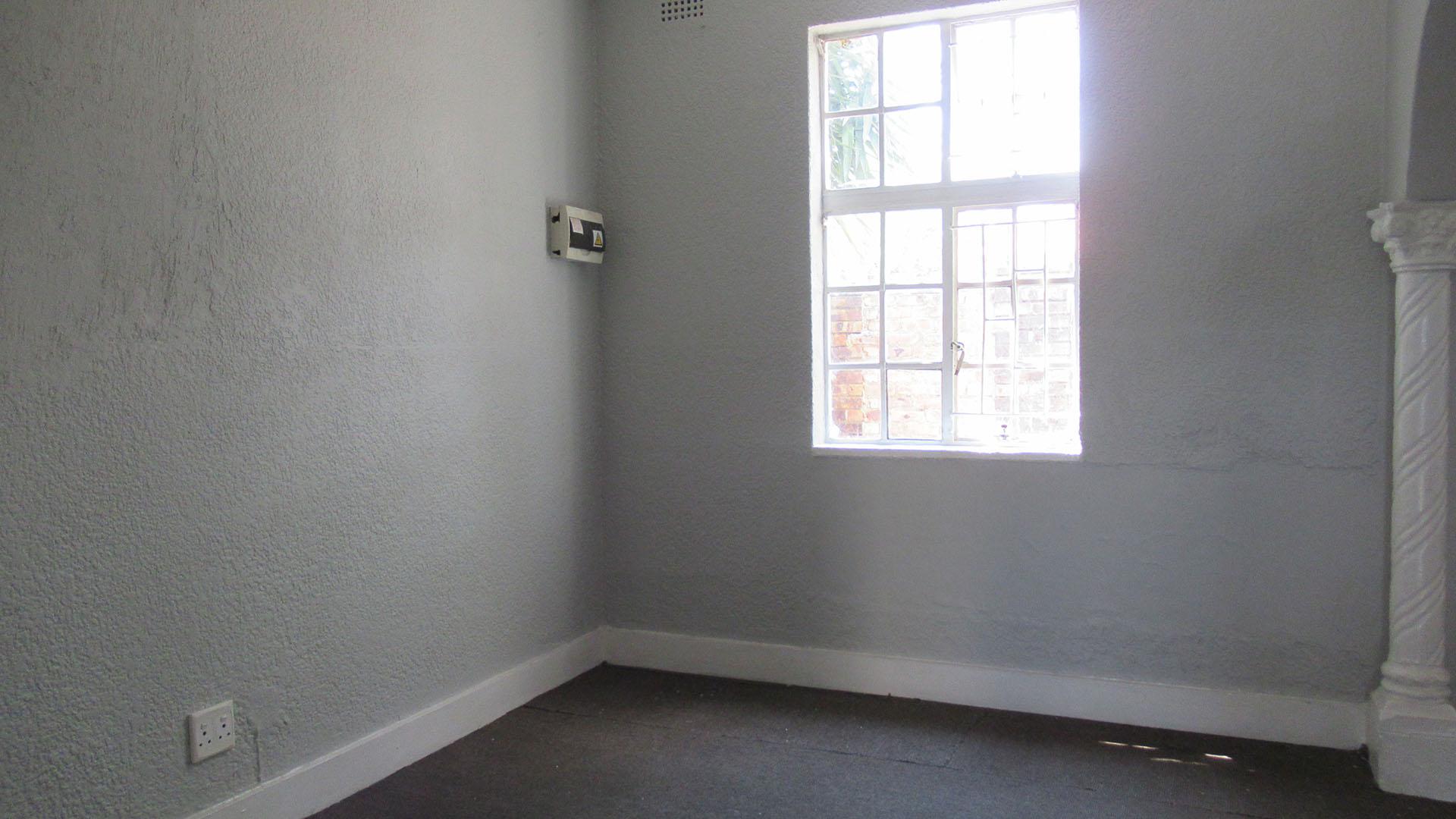 Lounges - 14 square meters of property in Townsview