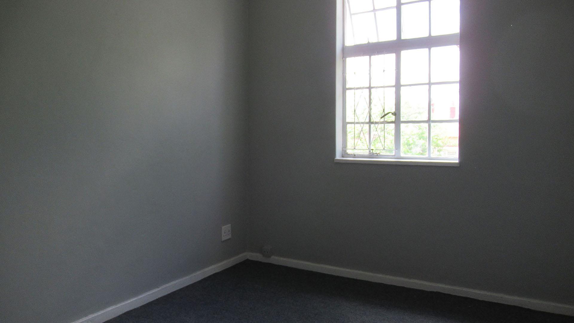 Bed Room 1 - 17 square meters of property in Townsview