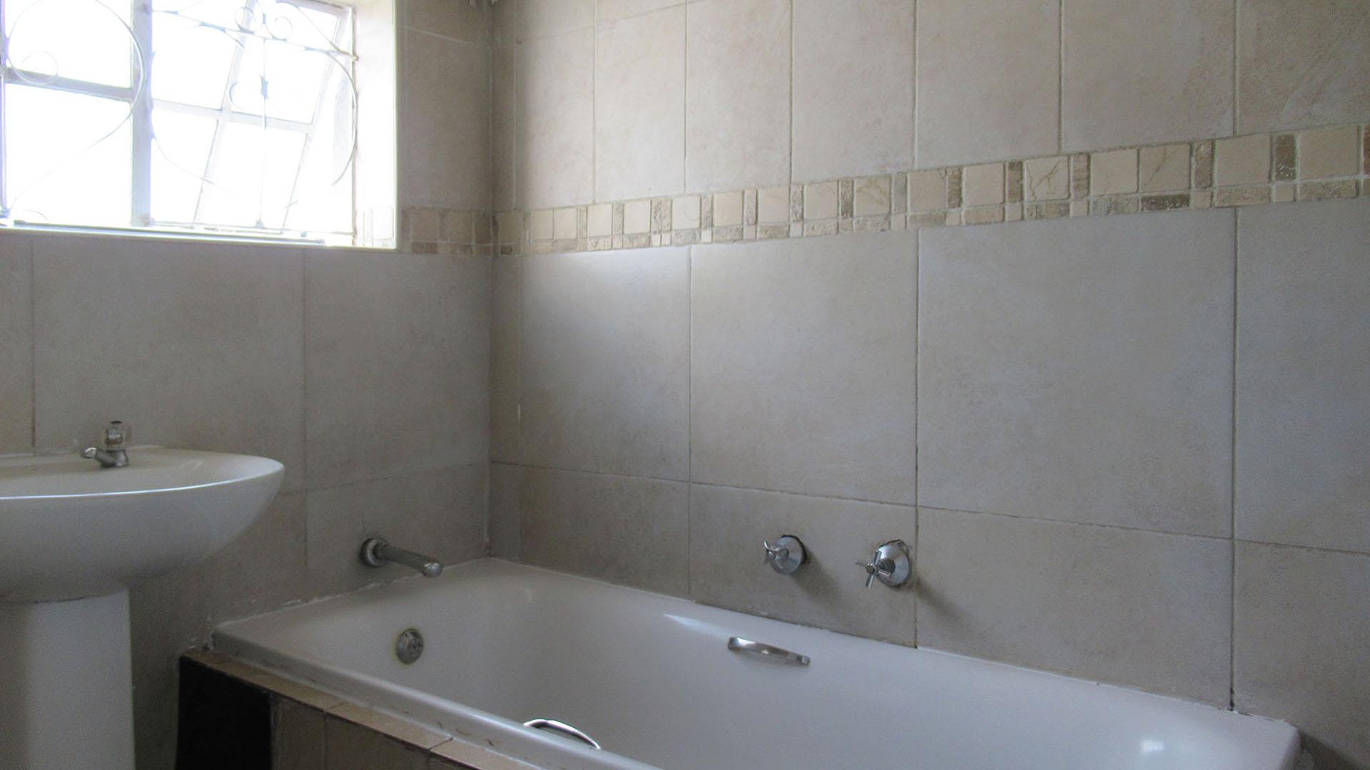 Main Bathroom - 5 square meters of property in Townsview