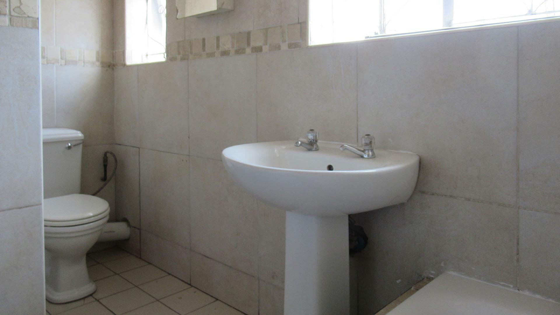 Main Bathroom - 5 square meters of property in Townsview