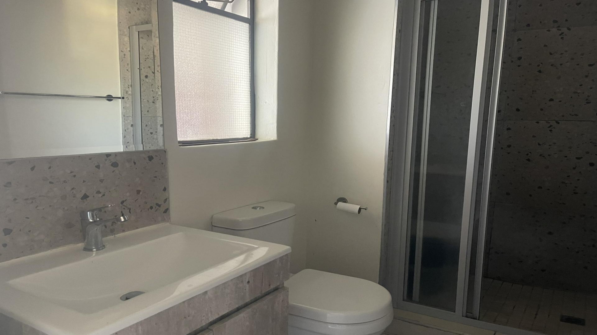 Bathroom 1 of property in Linbro Park A.H.