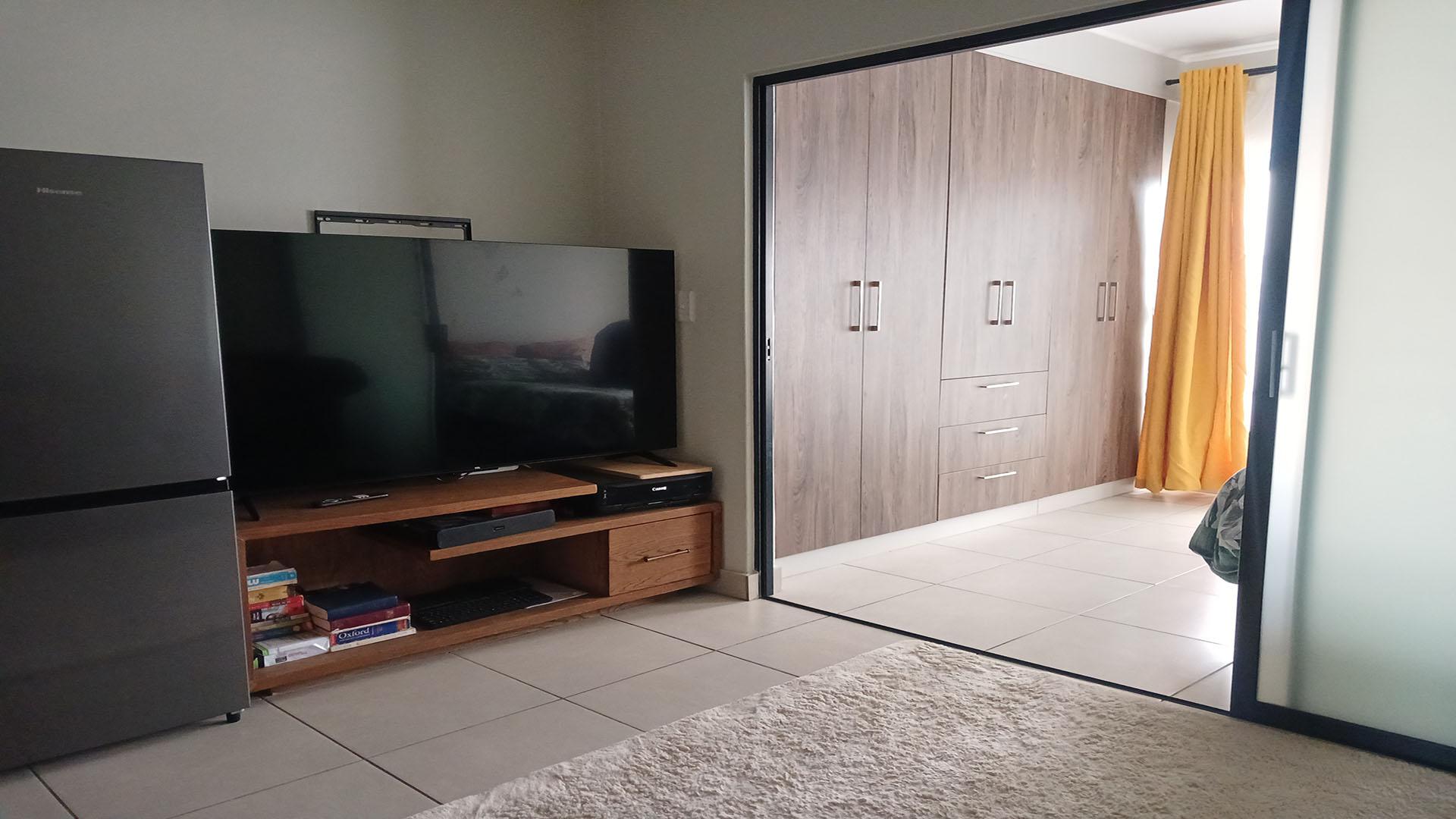 Lounges - 9 square meters of property in Linbro Park A.H.
