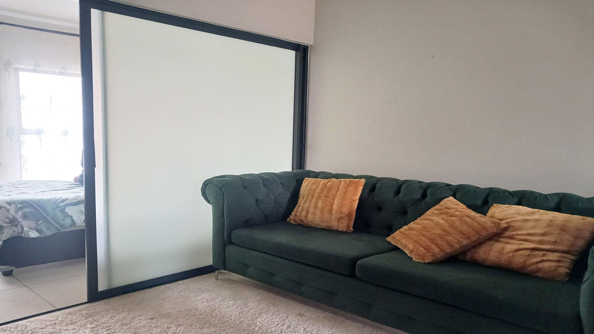 Lounges - 9 square meters of property in Linbro Park A.H.