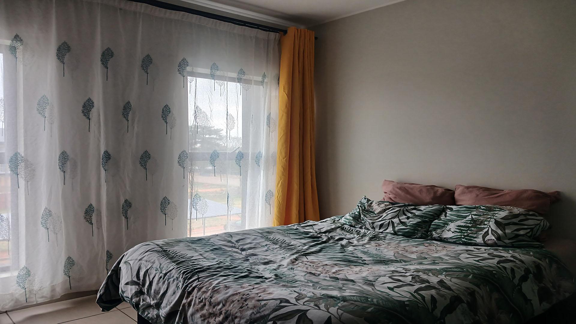 Bed Room 1 - 13 square meters of property in Linbro Park A.H.