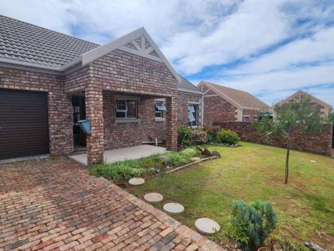 2 Bedroom House for Sale For Sale in Oudtshoorn - MR721658