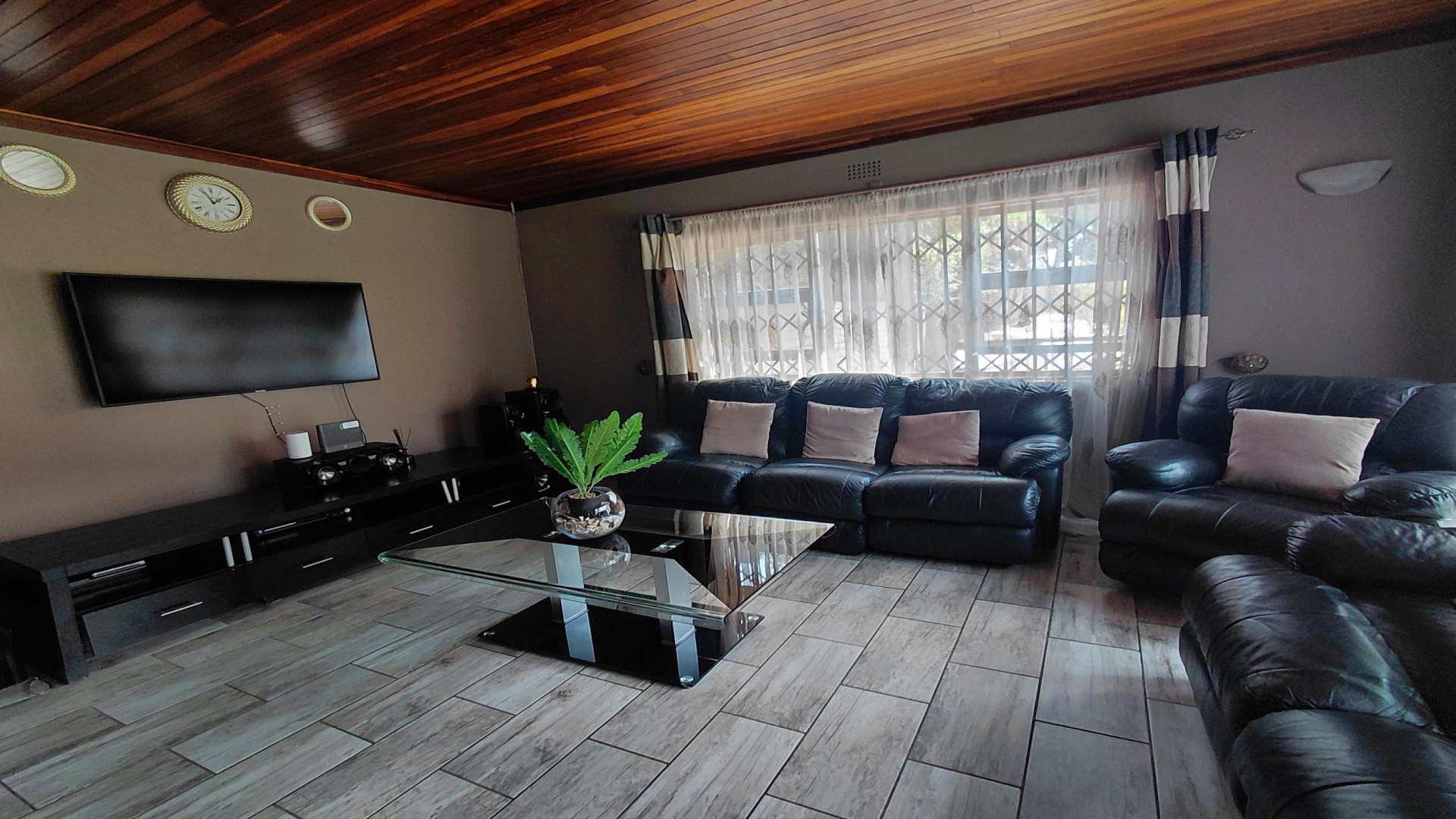 Lounges - 21 square meters of property in Kibler Park