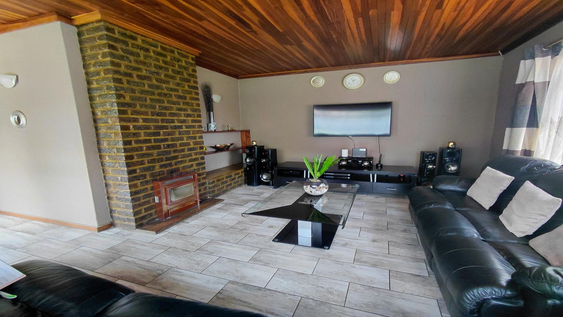 Lounges - 21 square meters of property in Kibler Park