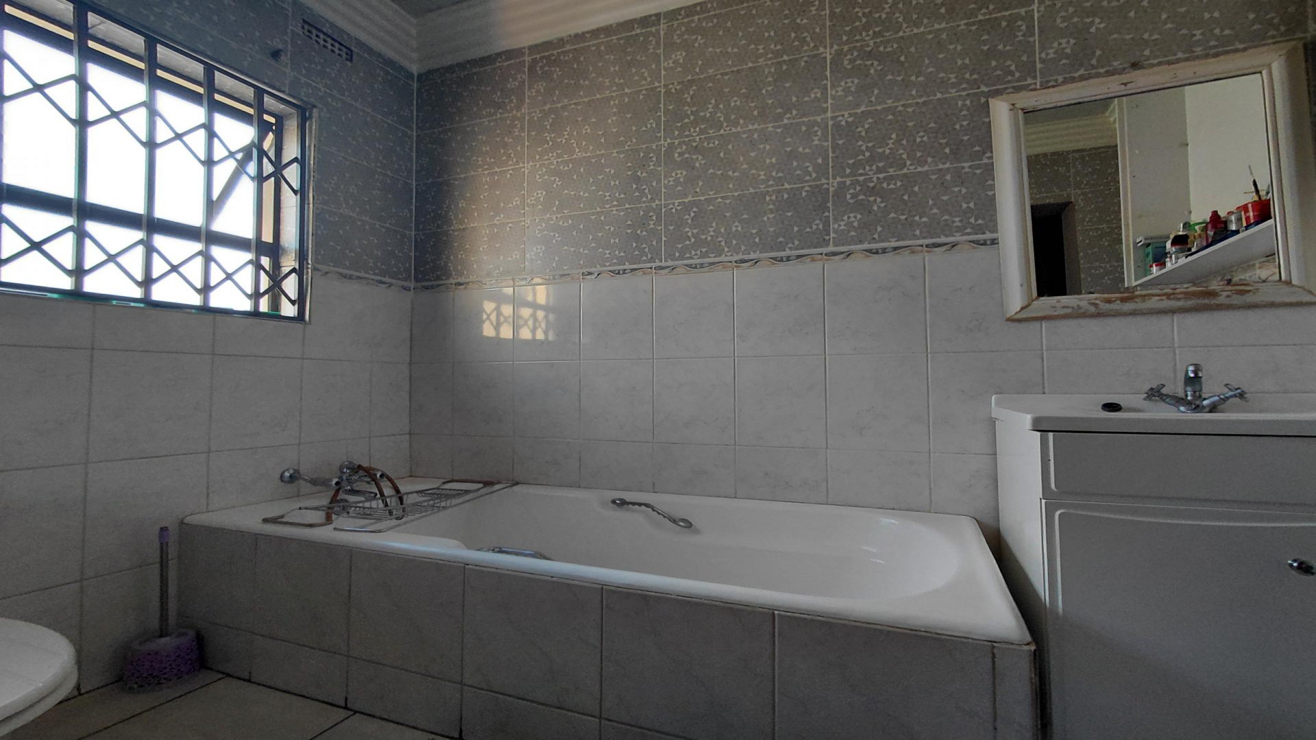 Bathroom 2 - 4 square meters of property in Kibler Park