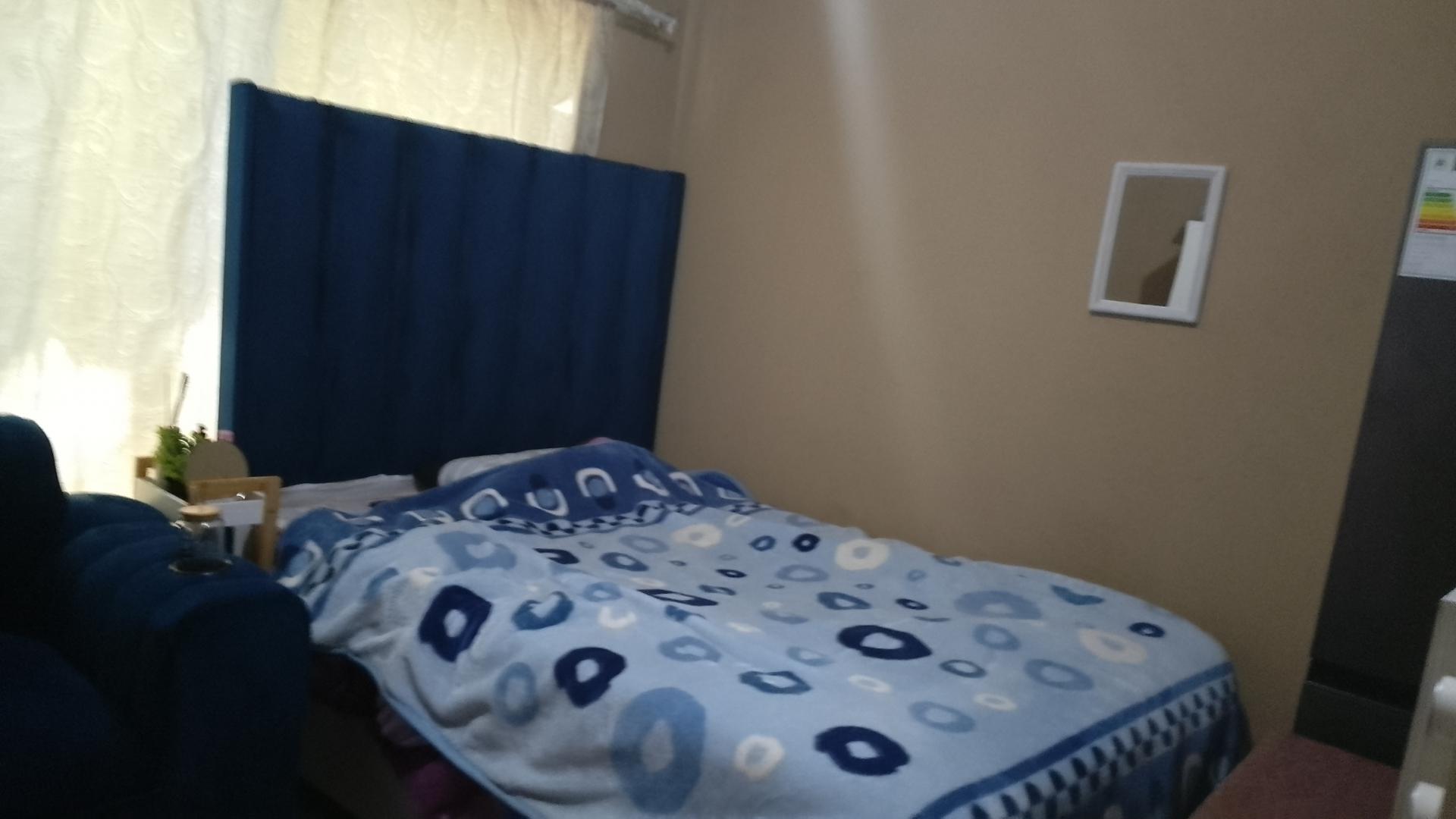 Bed Room 1 of property in Bezuidenhout Valley