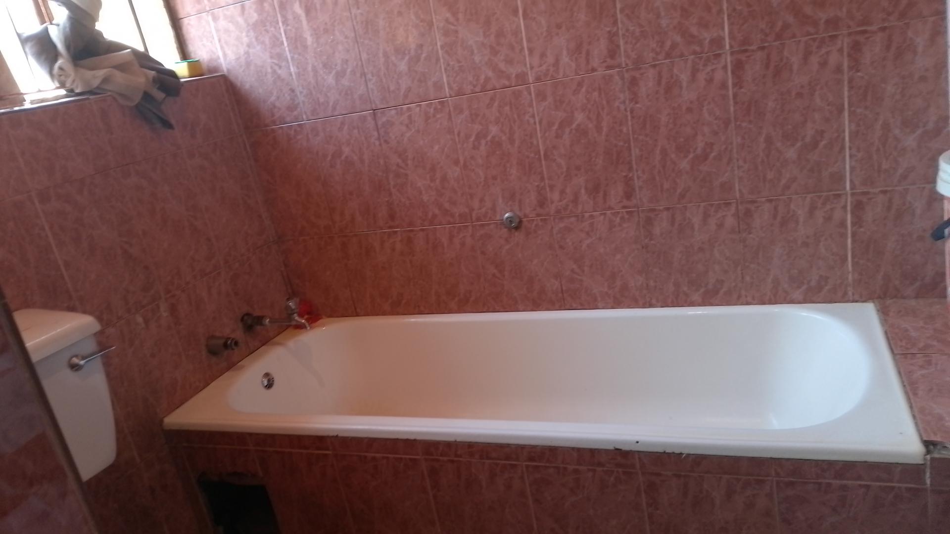 Bathroom 1 of property in Bezuidenhout Valley
