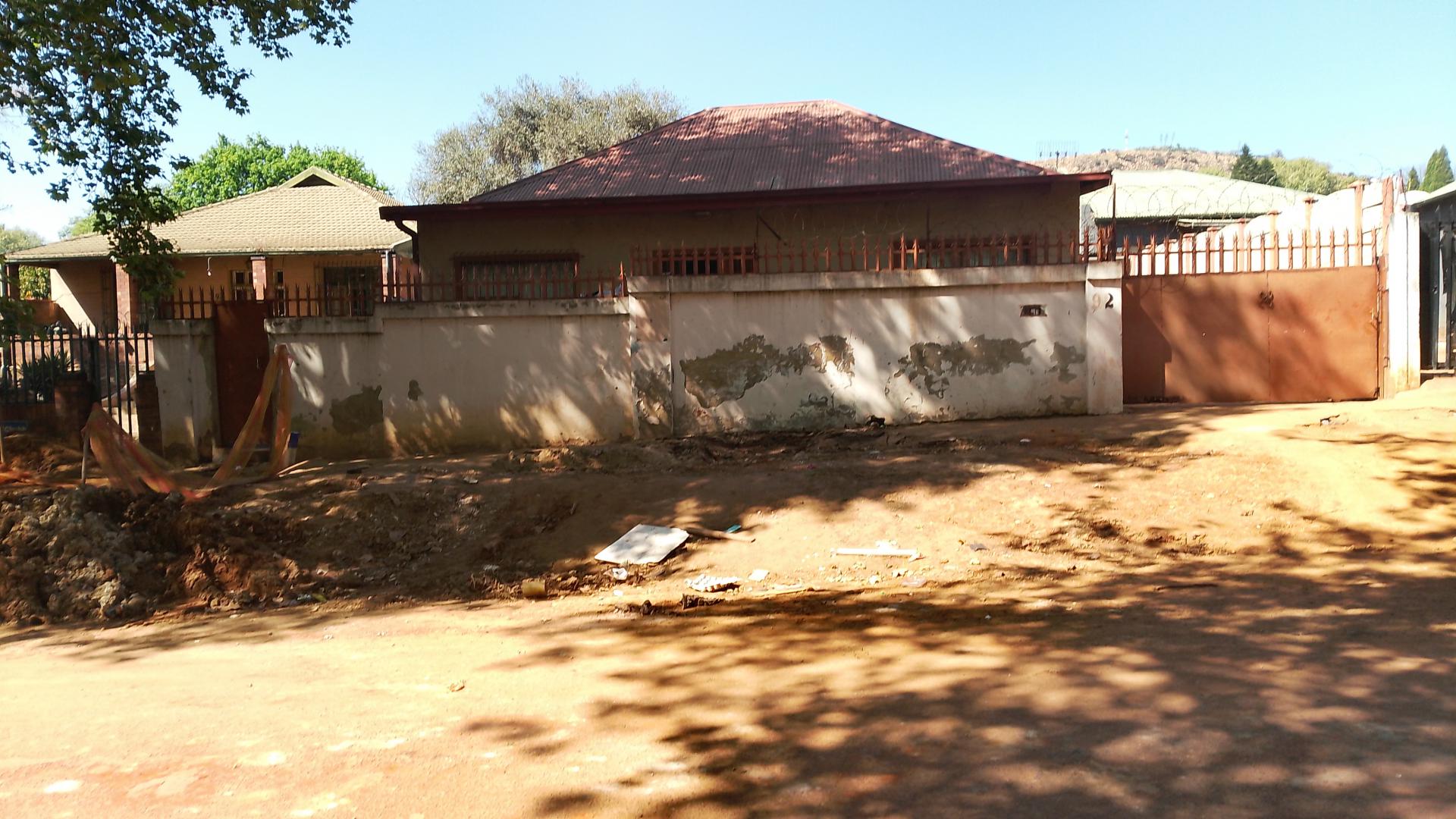 Front View of property in Bezuidenhout Valley