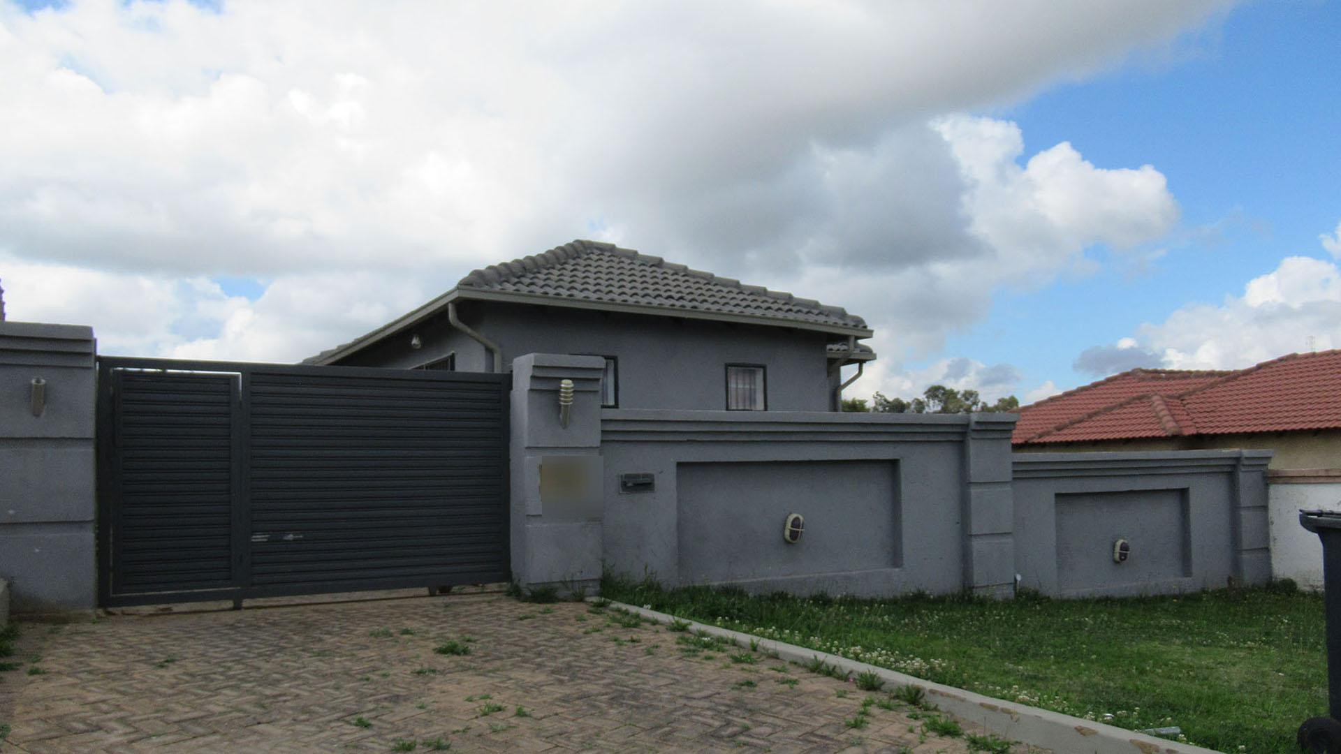 Front View of property in Cosmo City