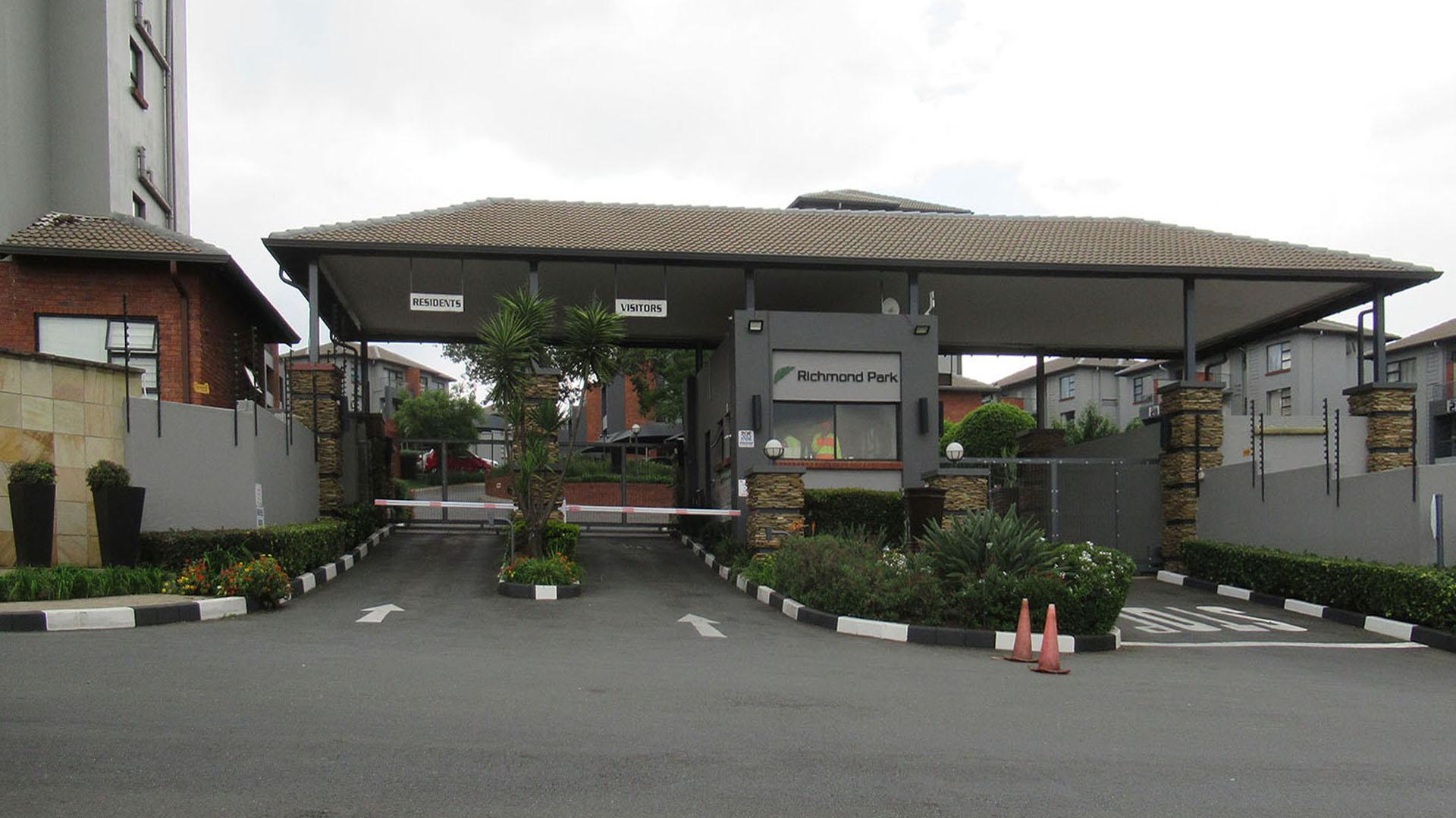 Front View of property in Oakdene
