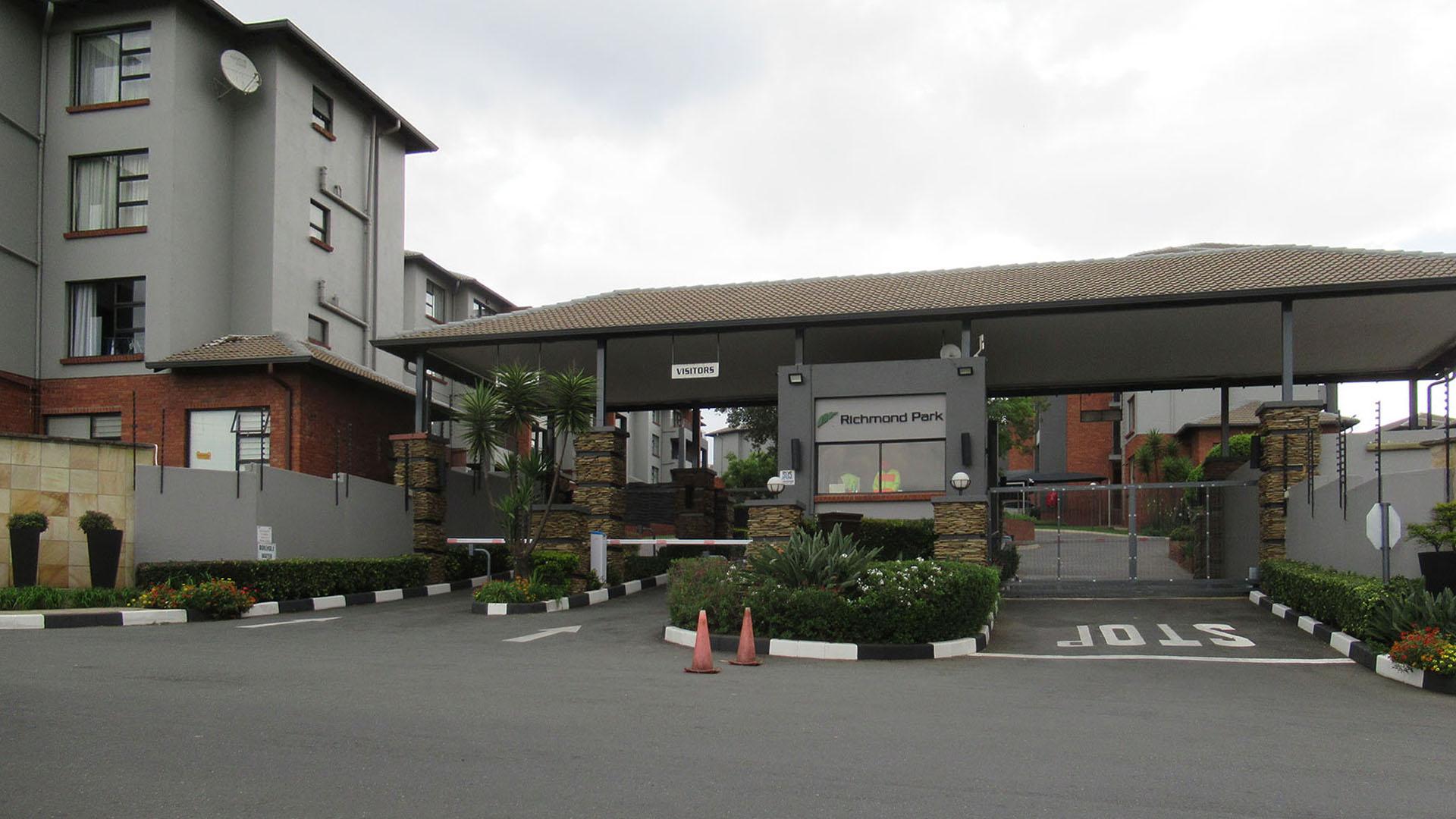 Front View of property in Oakdene