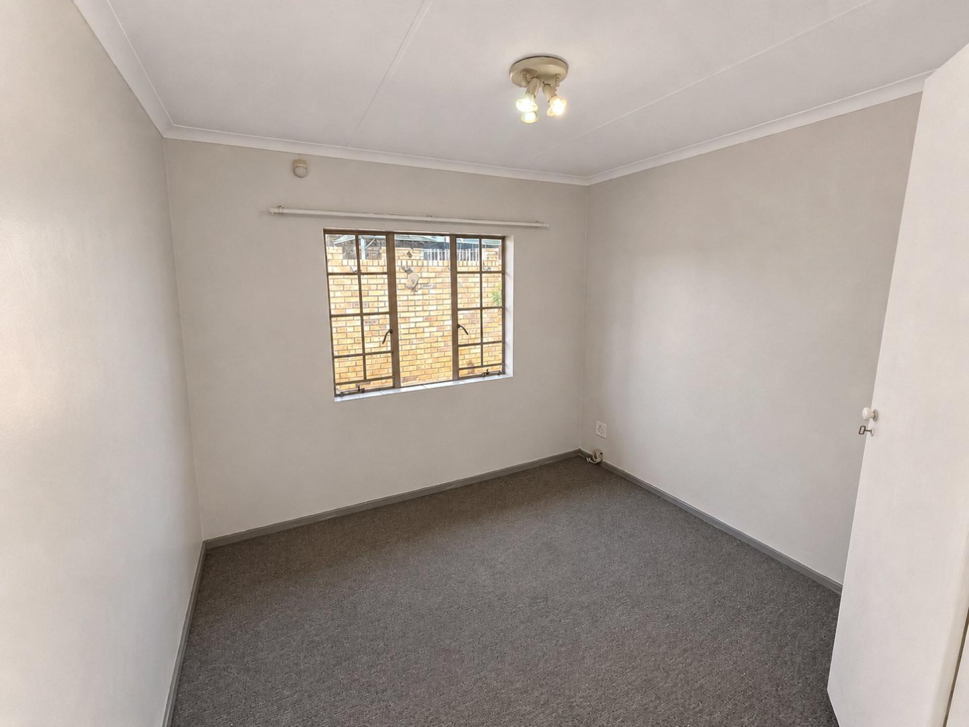  of property in Magalieskruin