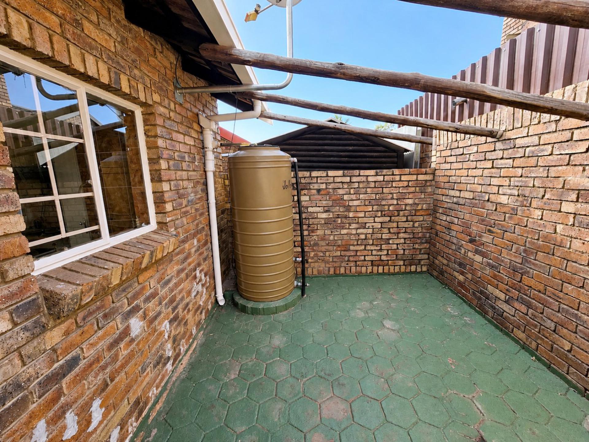  of property in Magalieskruin