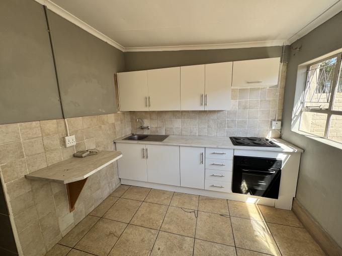 2 Bedroom Open Plan Bachelor/Studio Apartment to Rent in Florida - Property to rent - MR721791