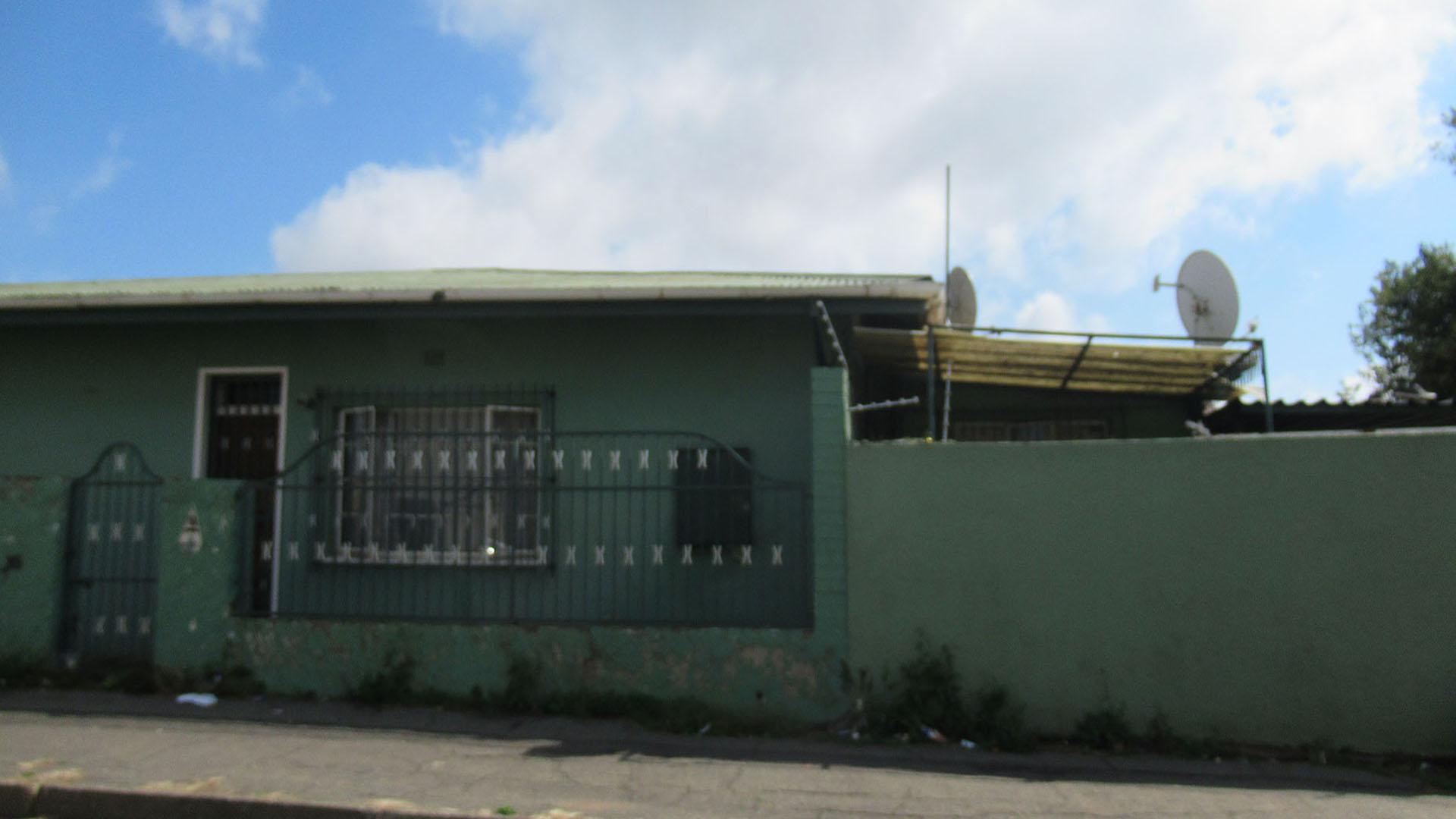 Front View of property in La Rochelle - JHB