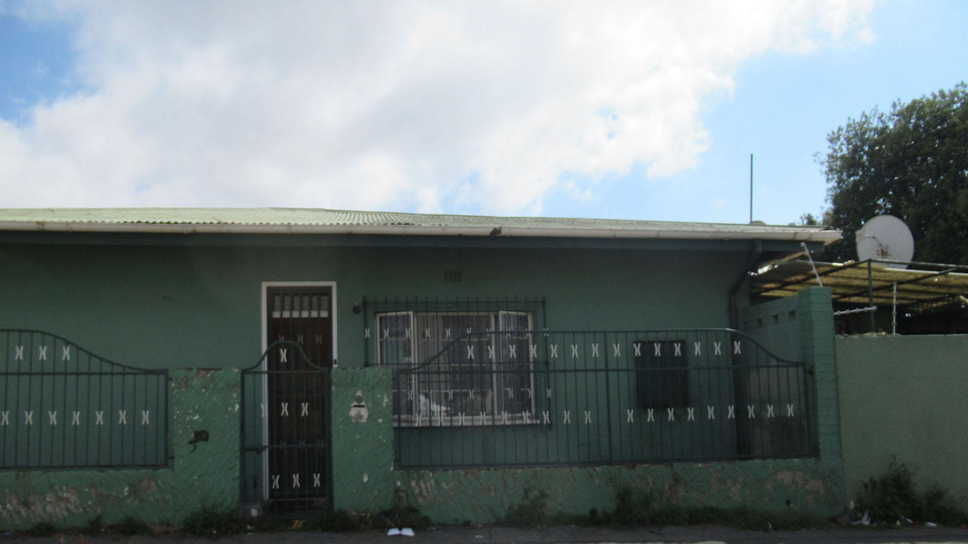 Front View of property in La Rochelle - JHB