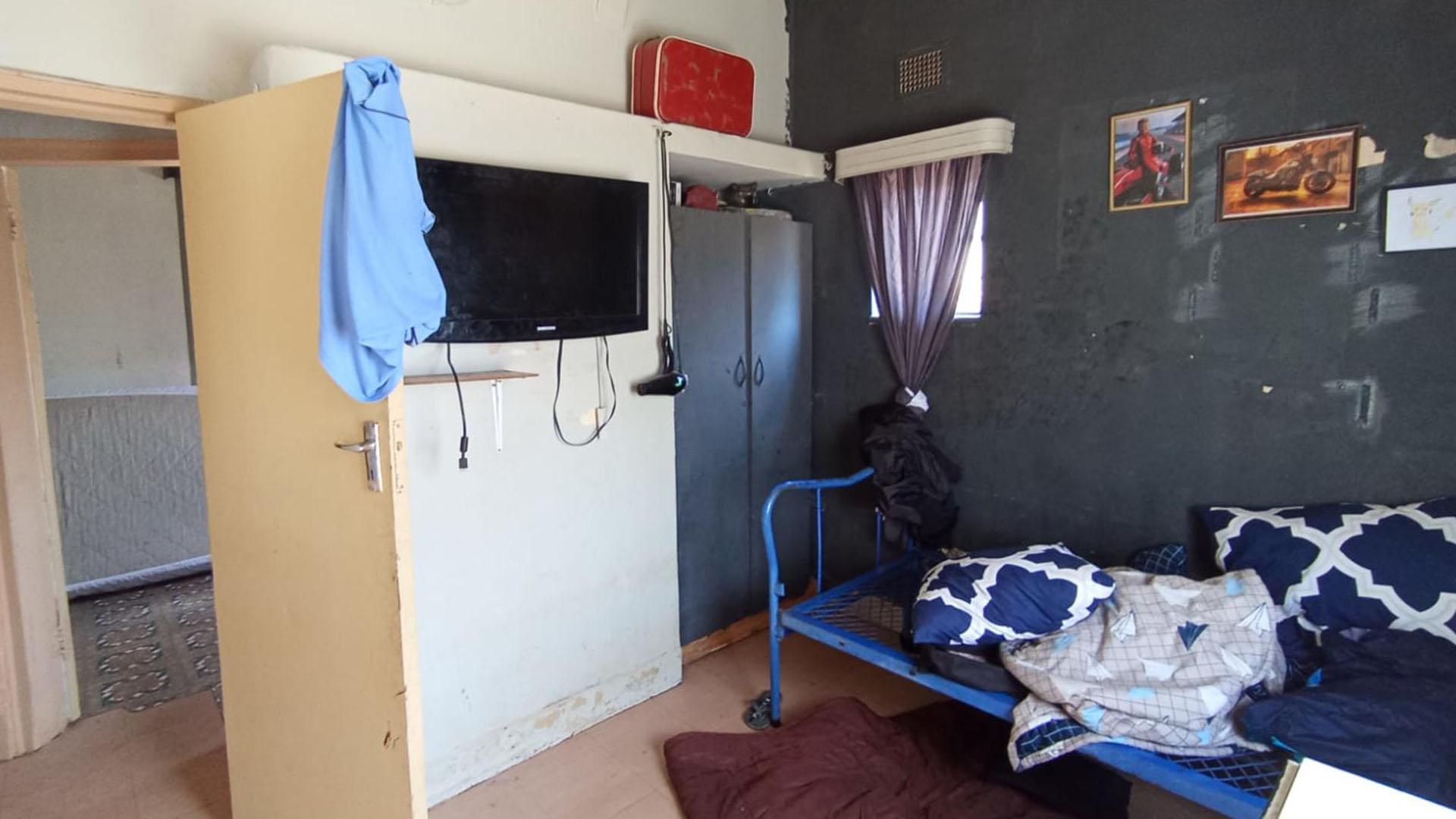 Bed Room 1 - 11 square meters of property in Daspoort