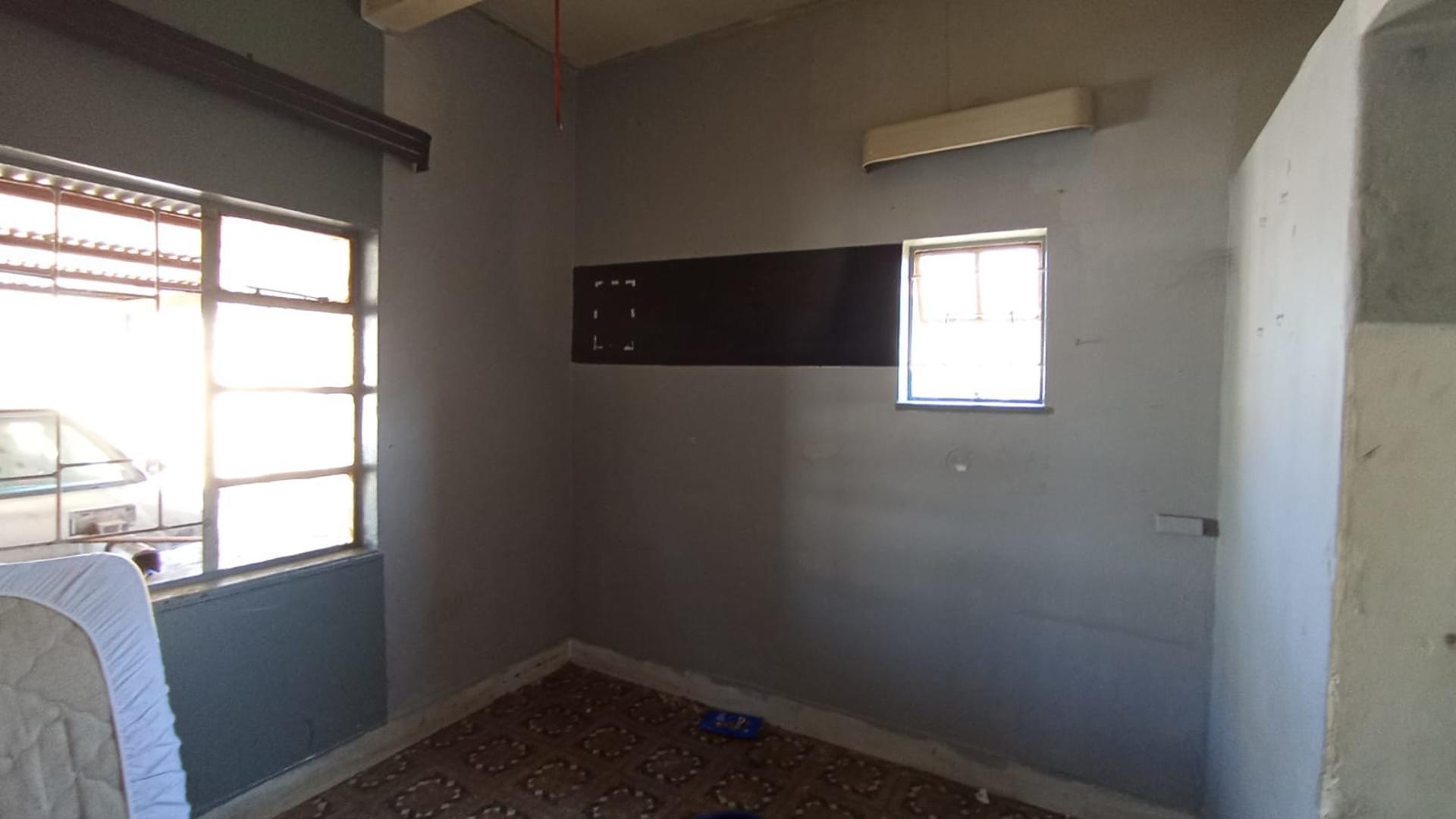 Bed Room 2 - 11 square meters of property in Daspoort