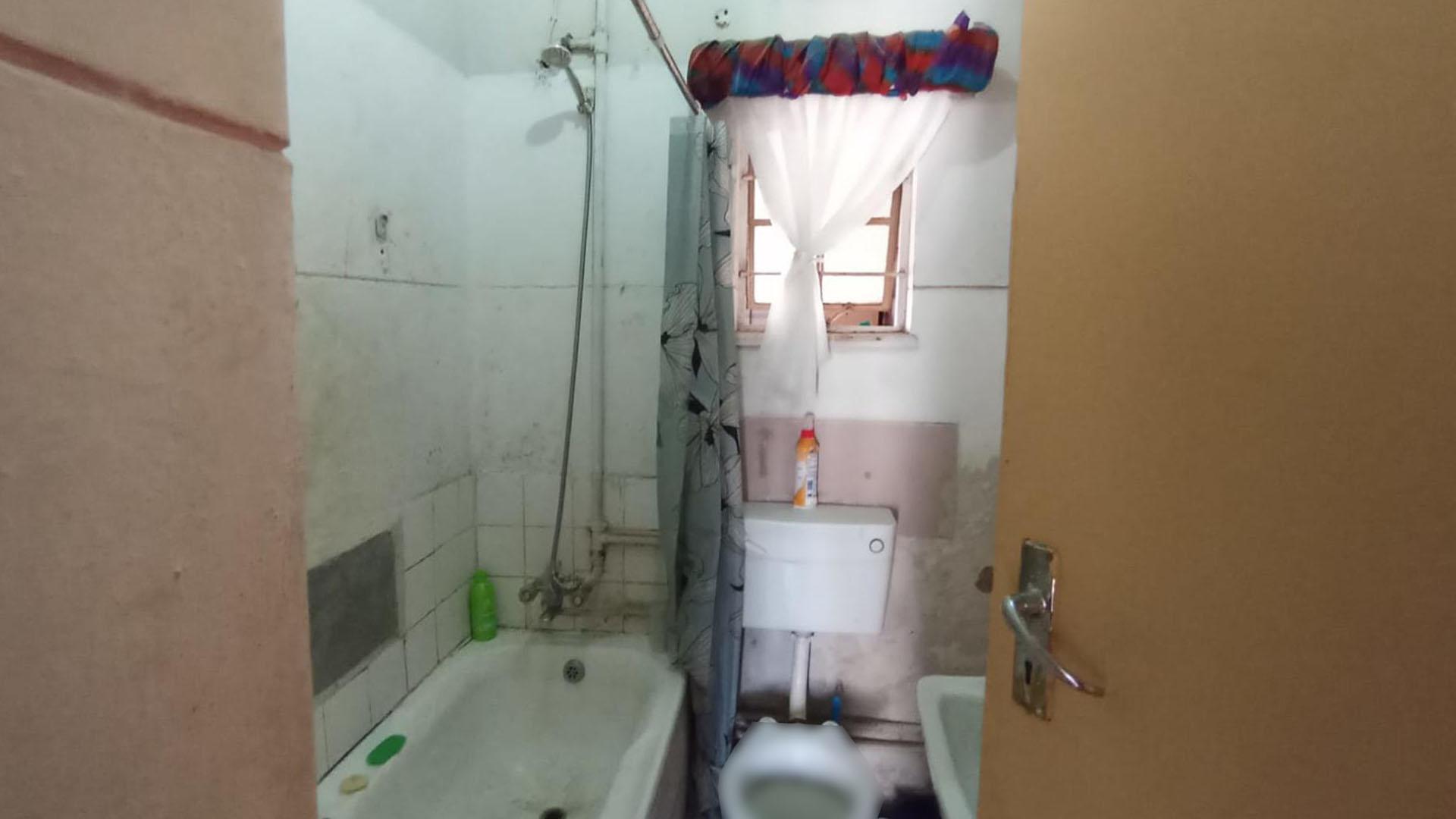 Bathroom 1 - 4 square meters of property in Daspoort