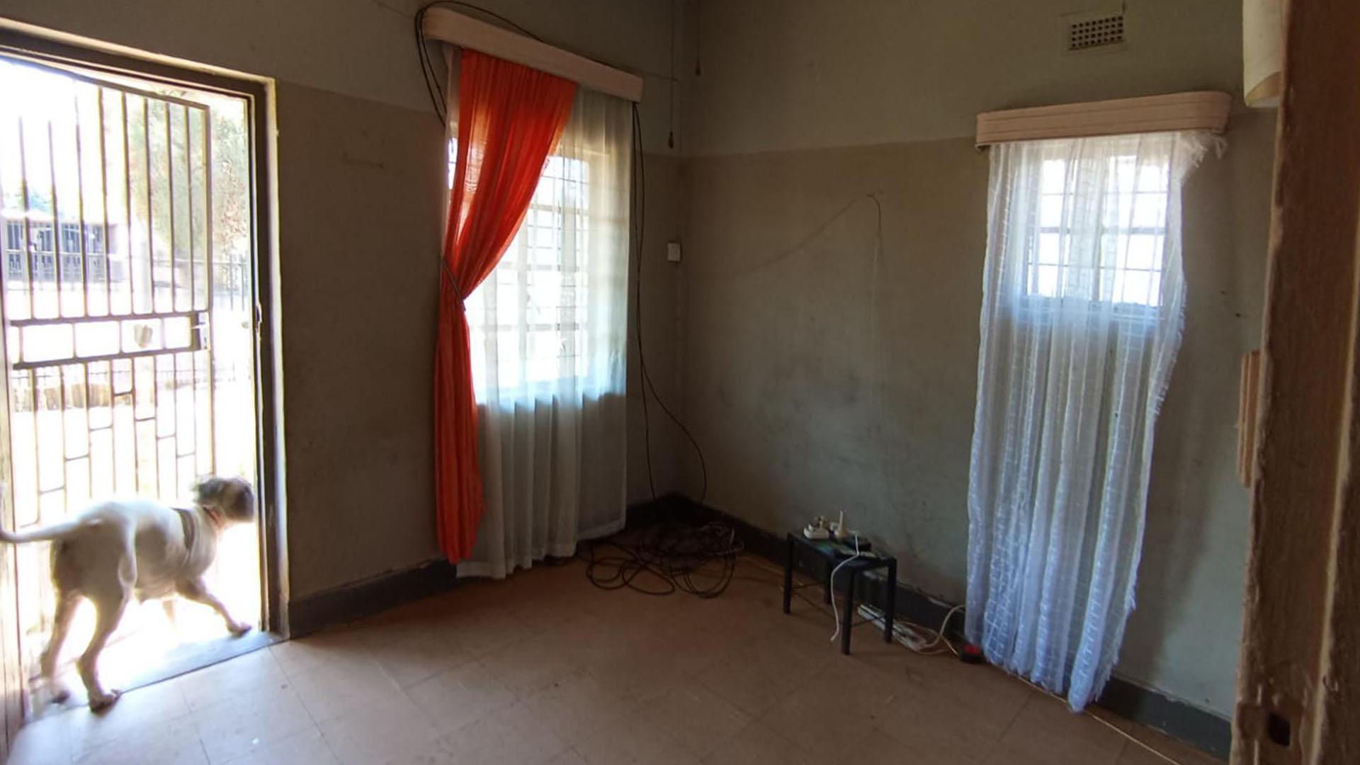 Lounges - 11 square meters of property in Daspoort